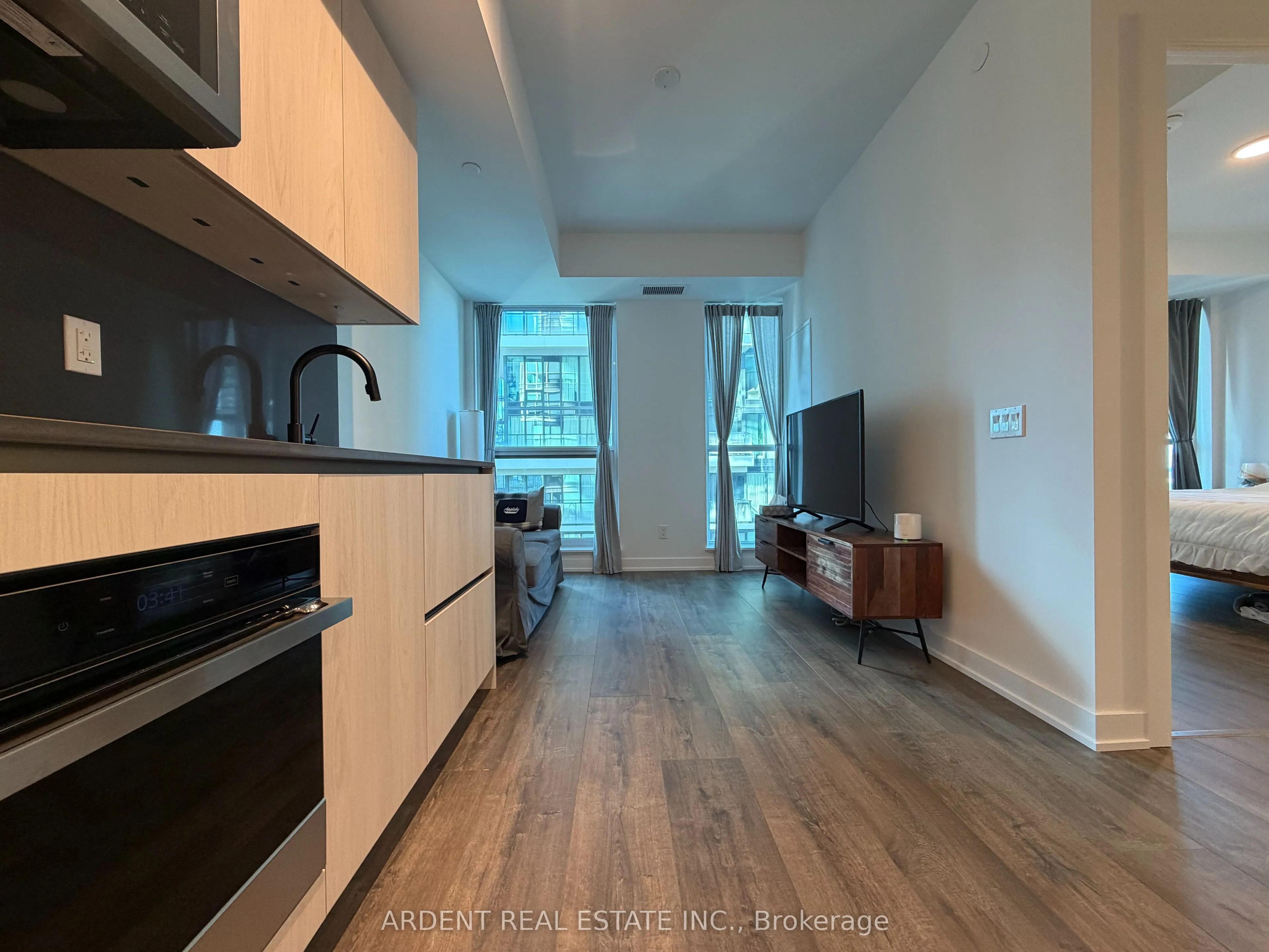 327 King Street W #2704