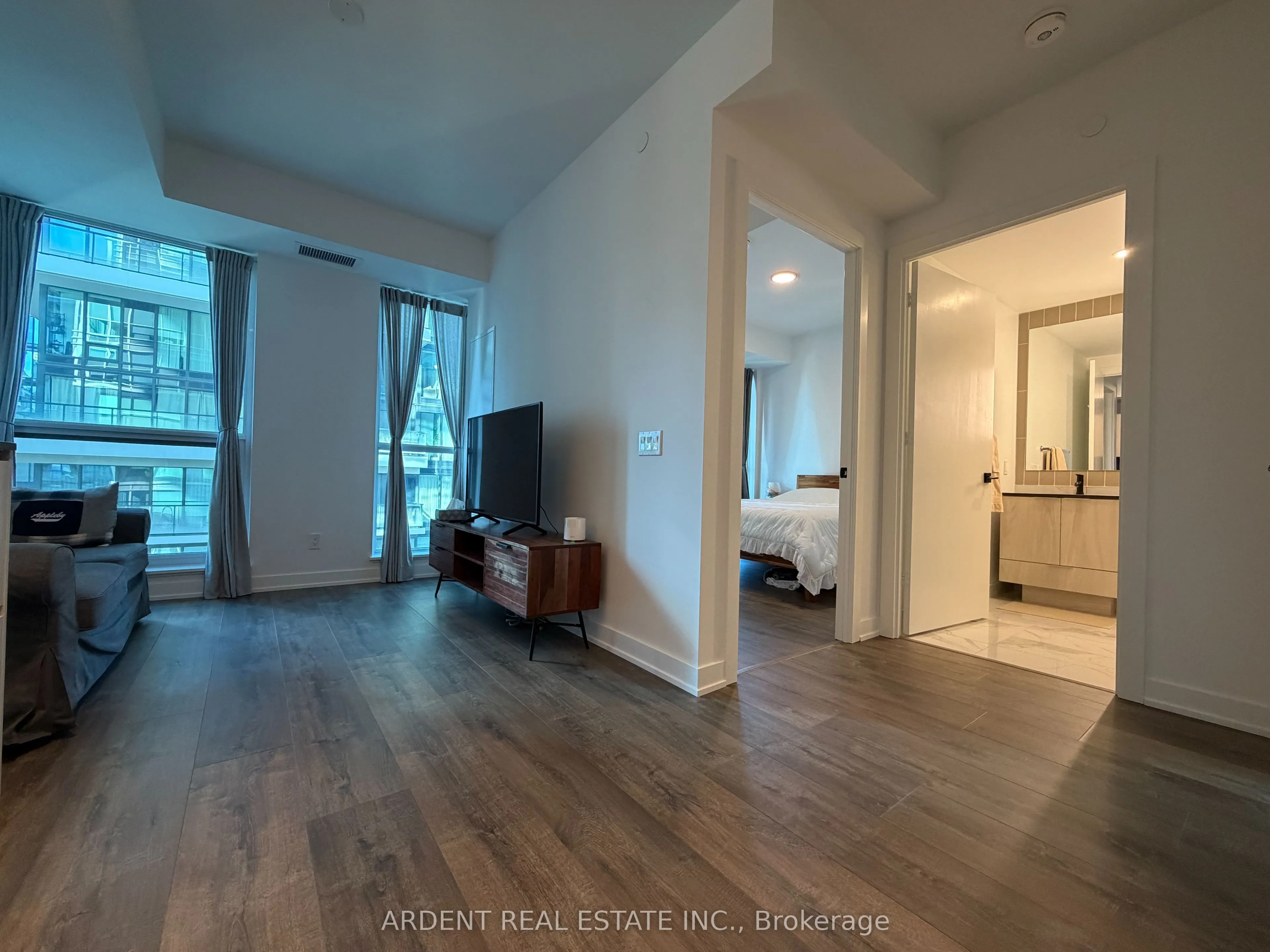 327 King Street W #2704
