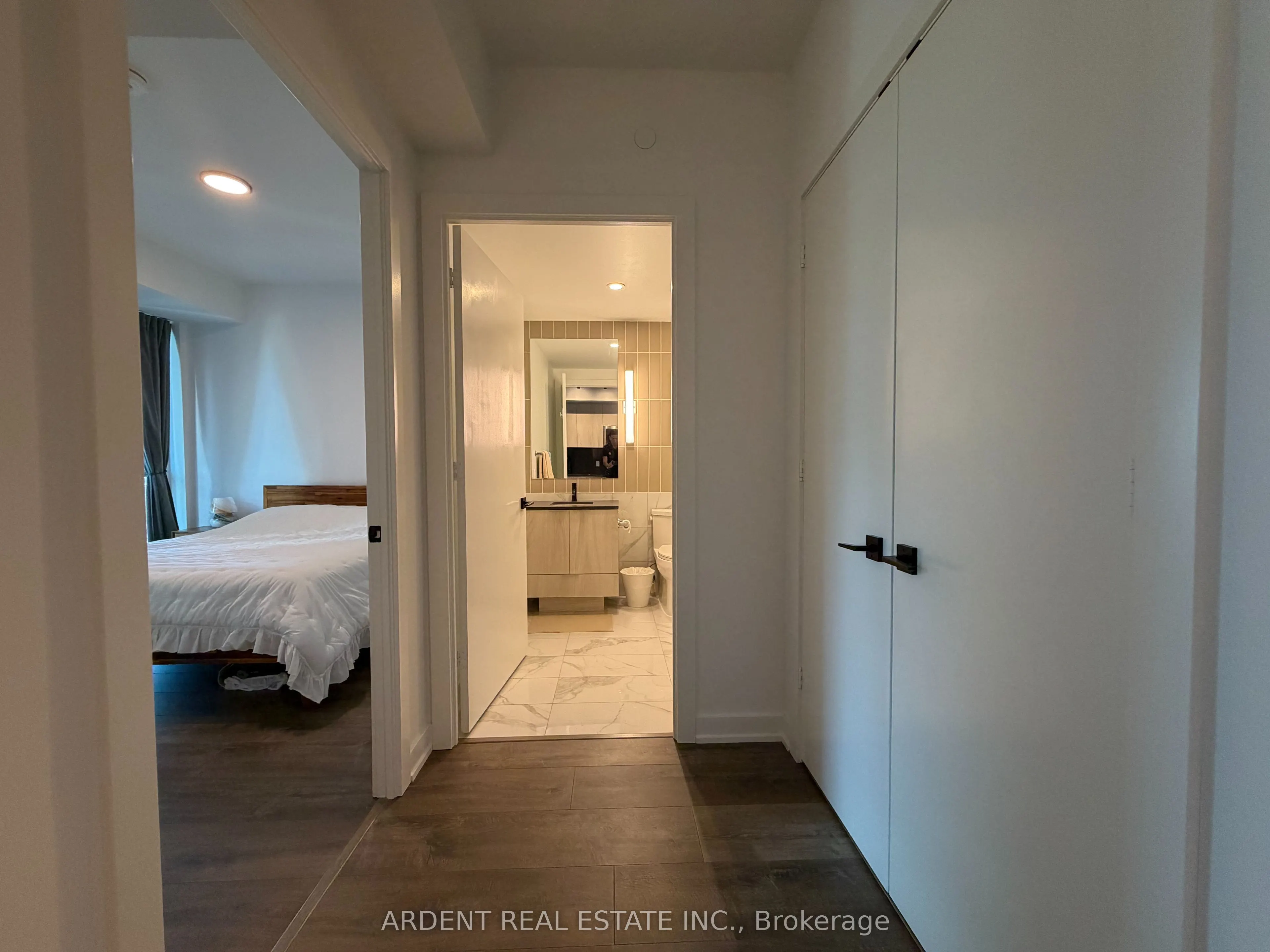 327 King Street W #2704