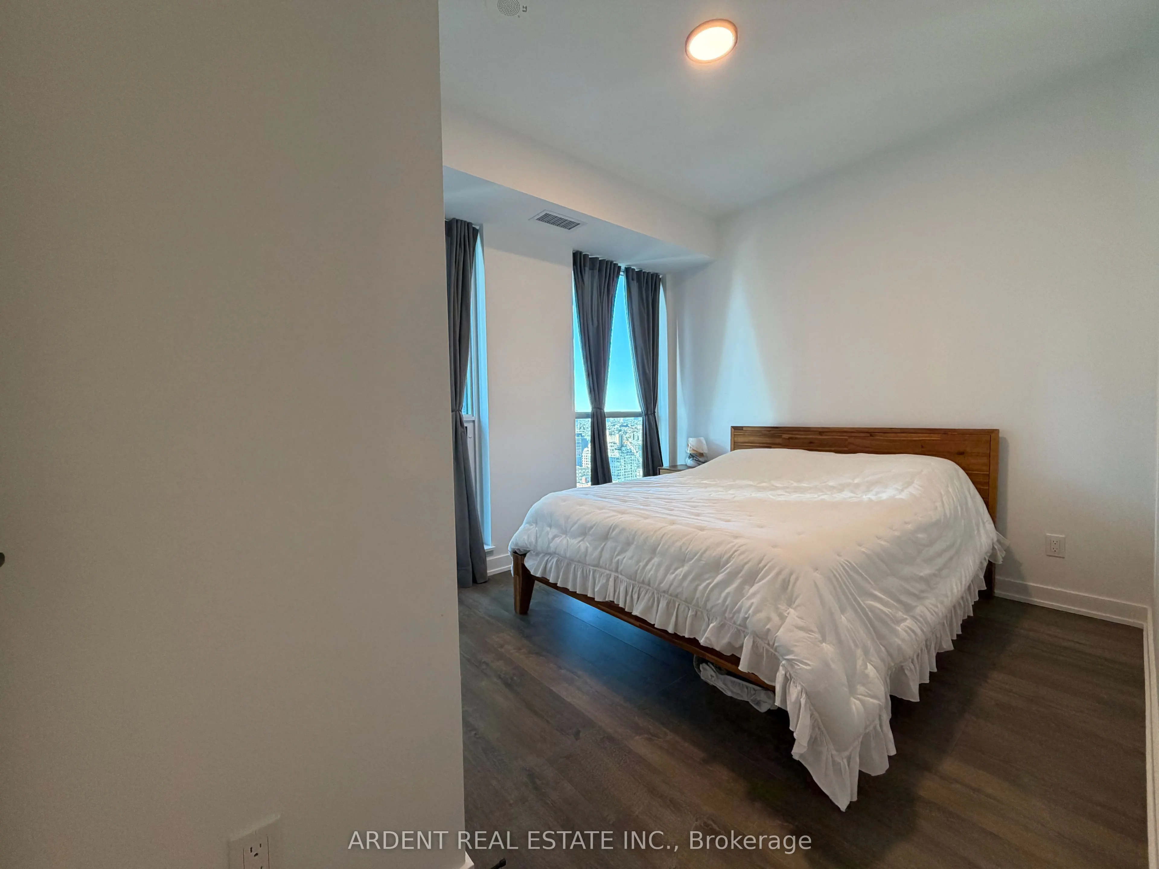 327 King Street W #2704