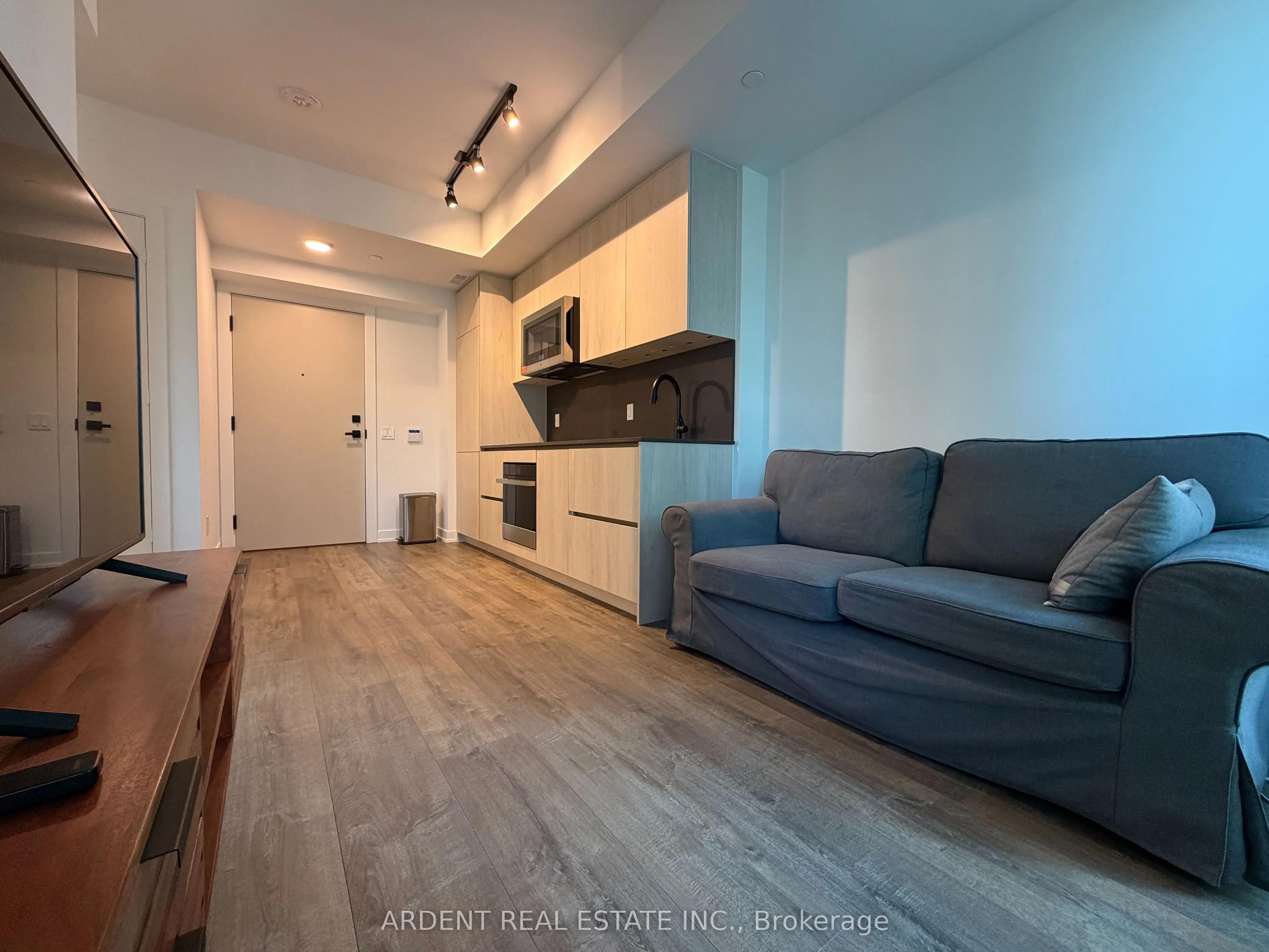 327 King Street W #2704