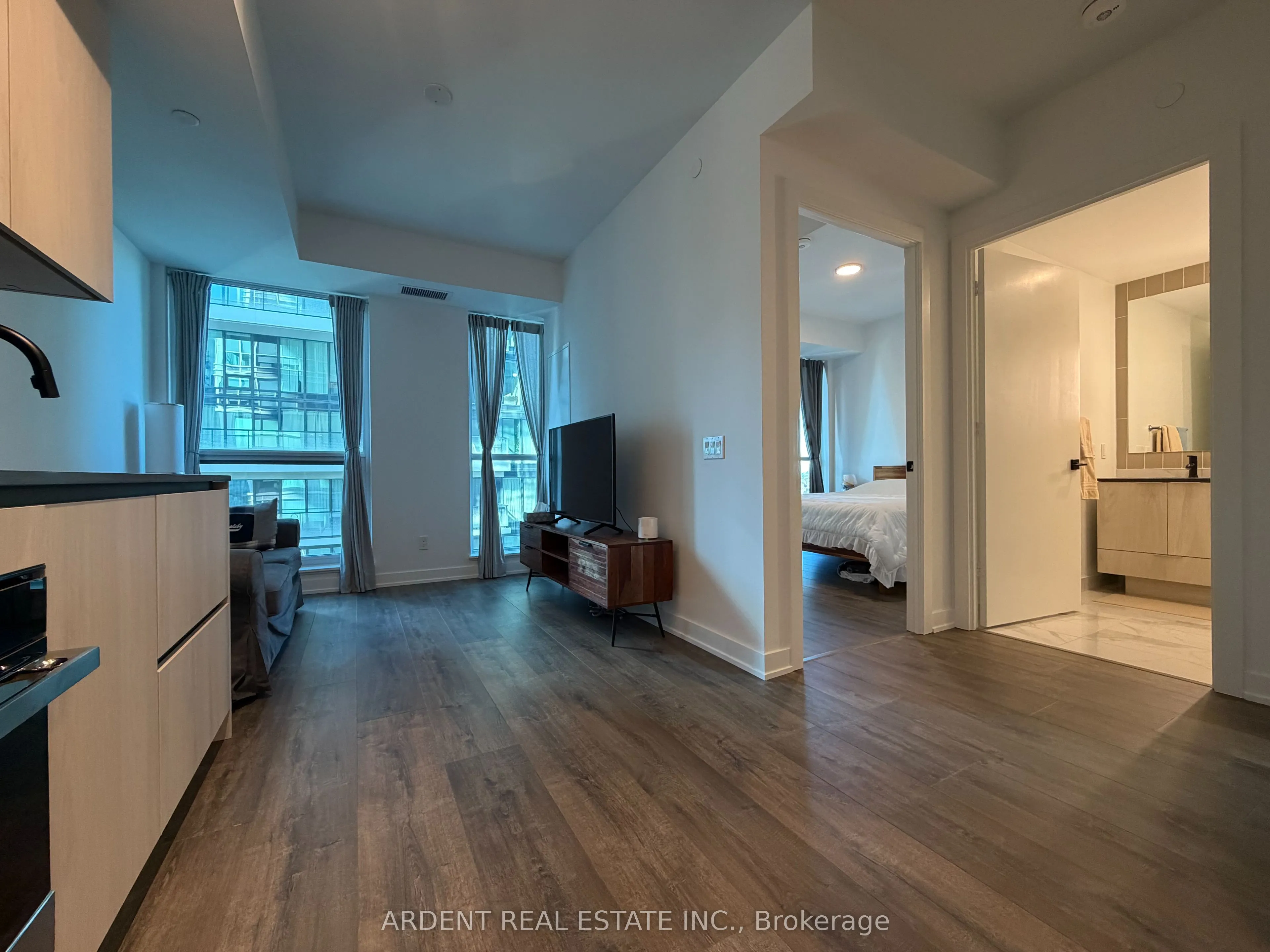 327 King Street W #2704