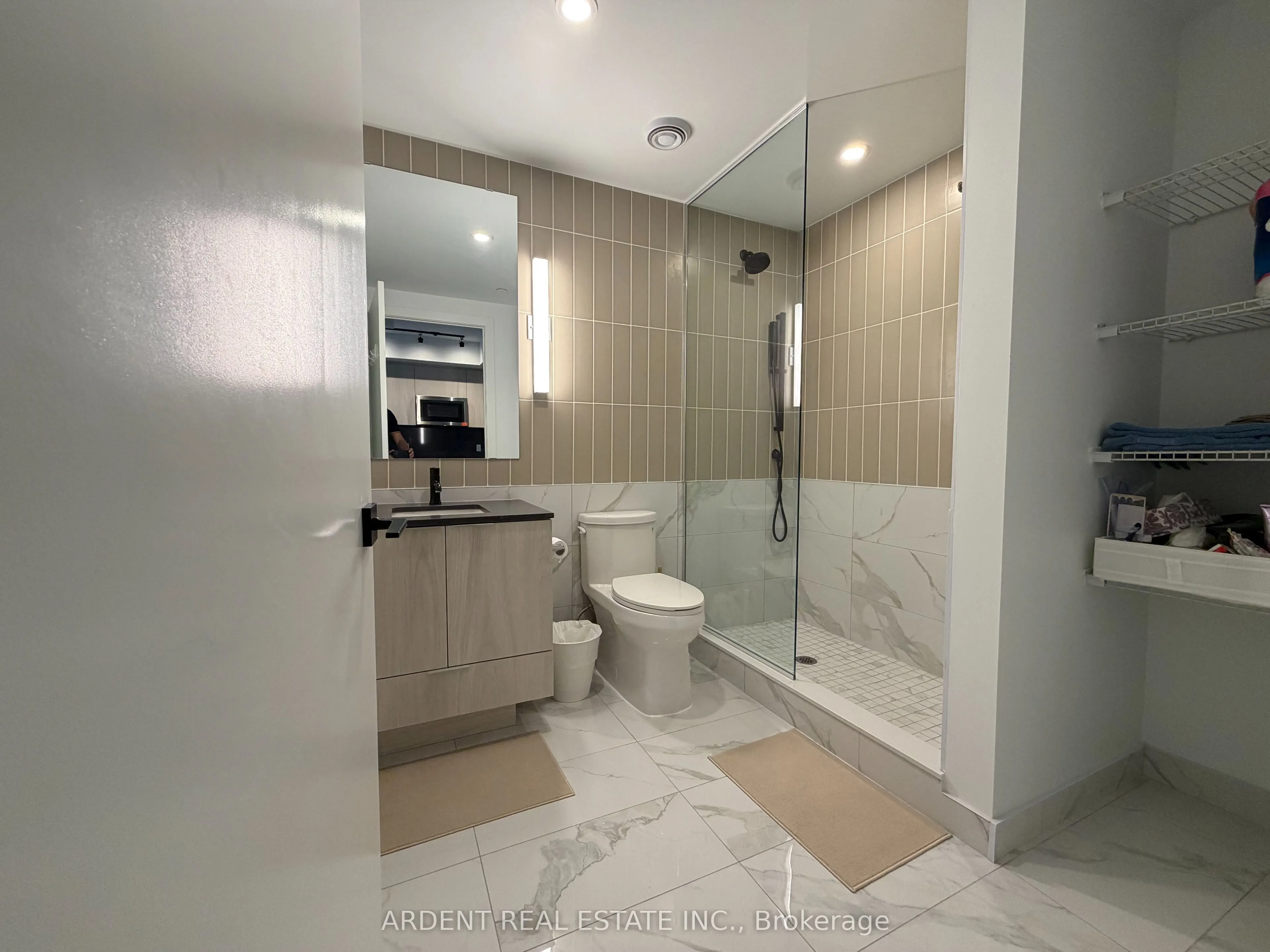 327 King Street W #2704