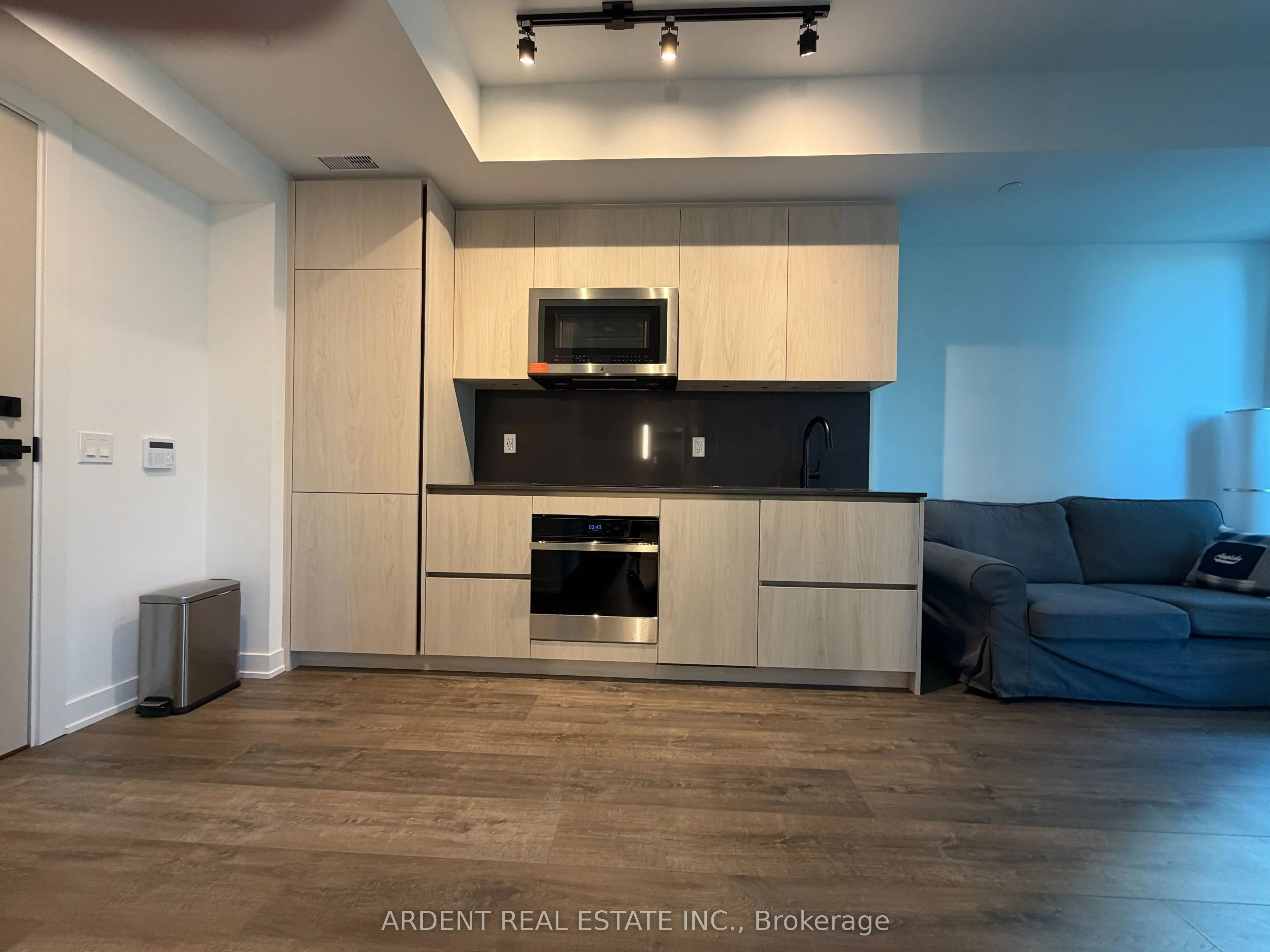 327 King Street W #2704