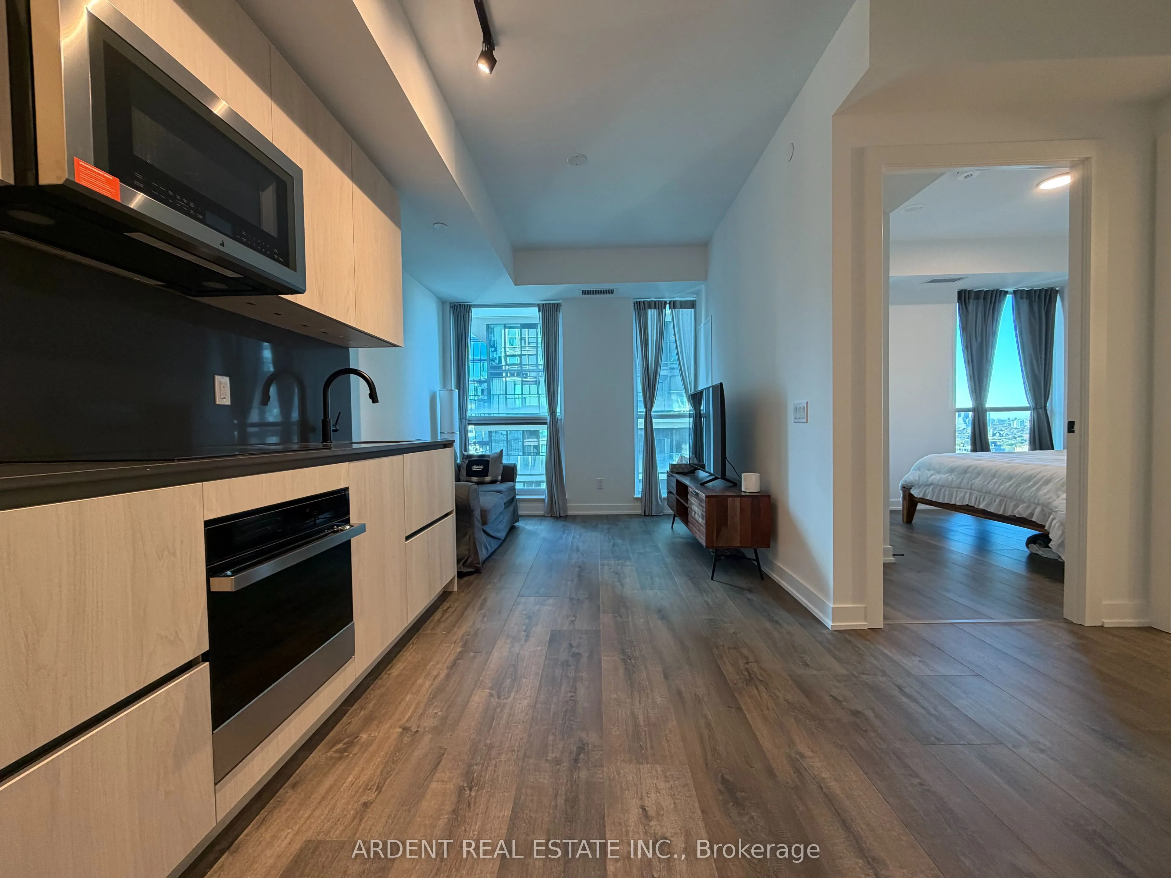 327 King Street W #2704