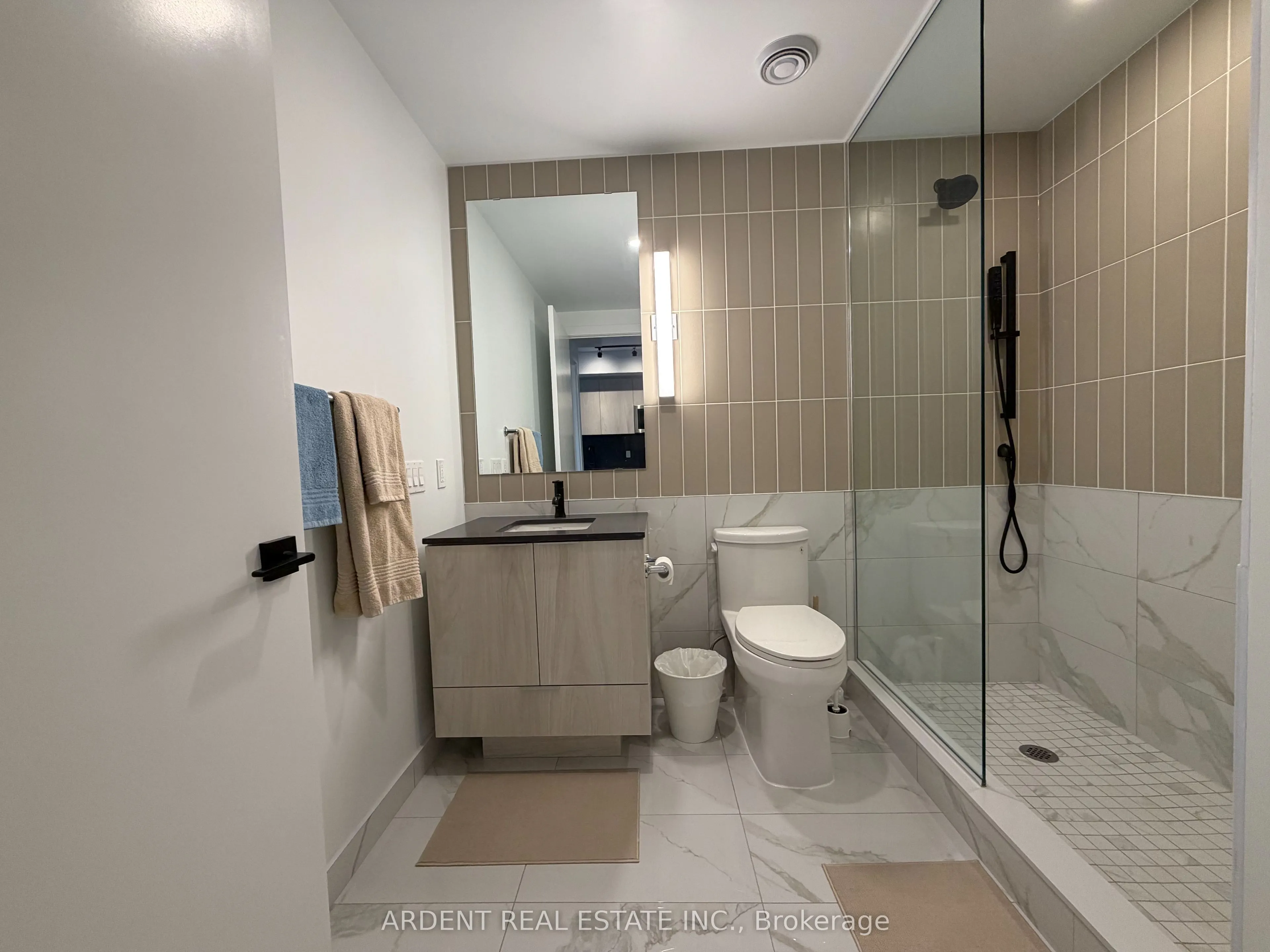 327 King Street W #2704