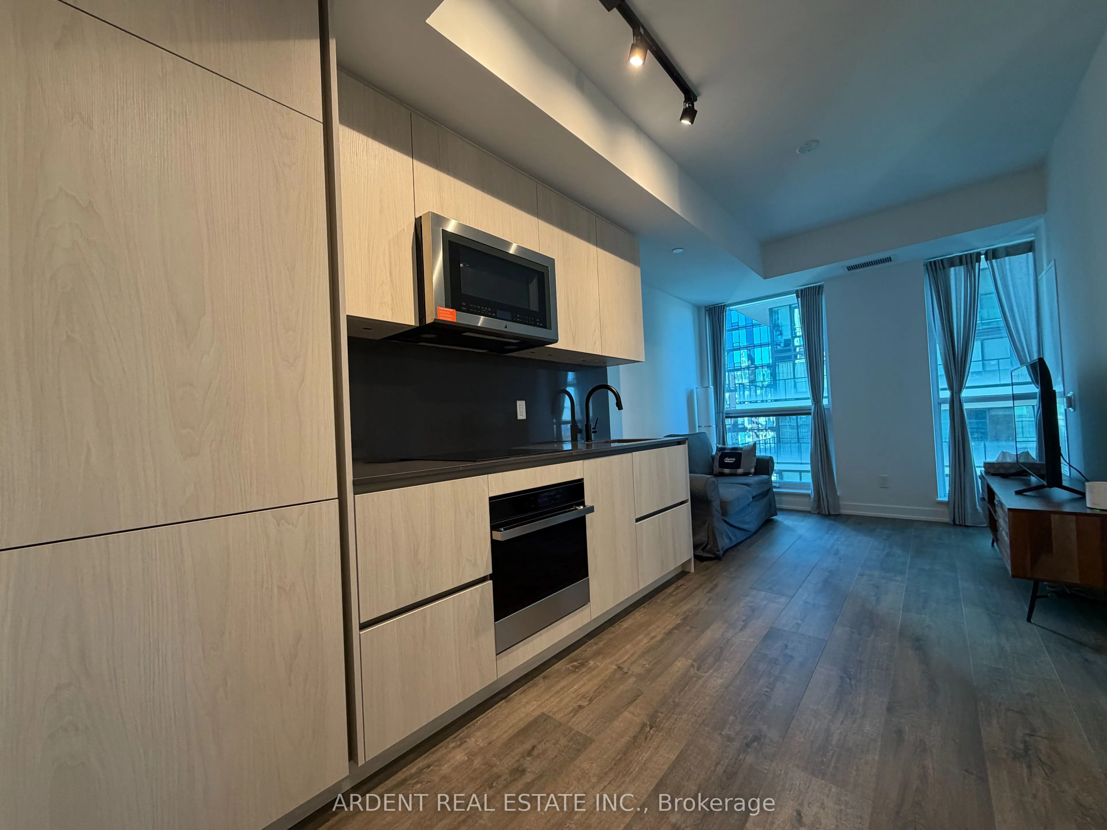 327 King Street W #2704