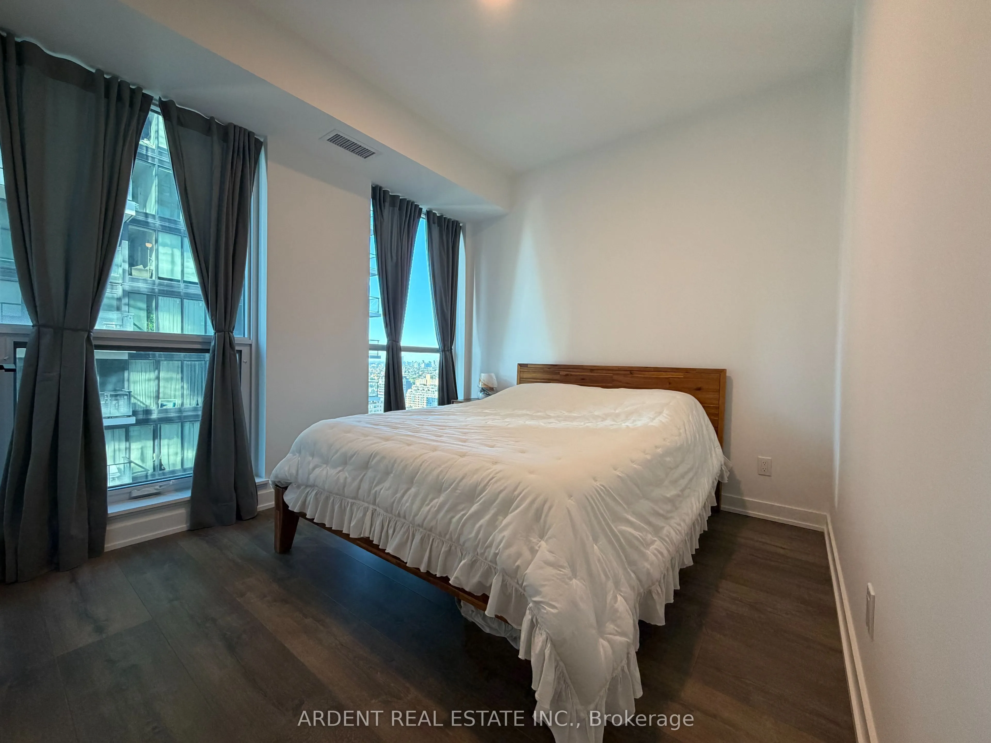 327 King Street W #2704
