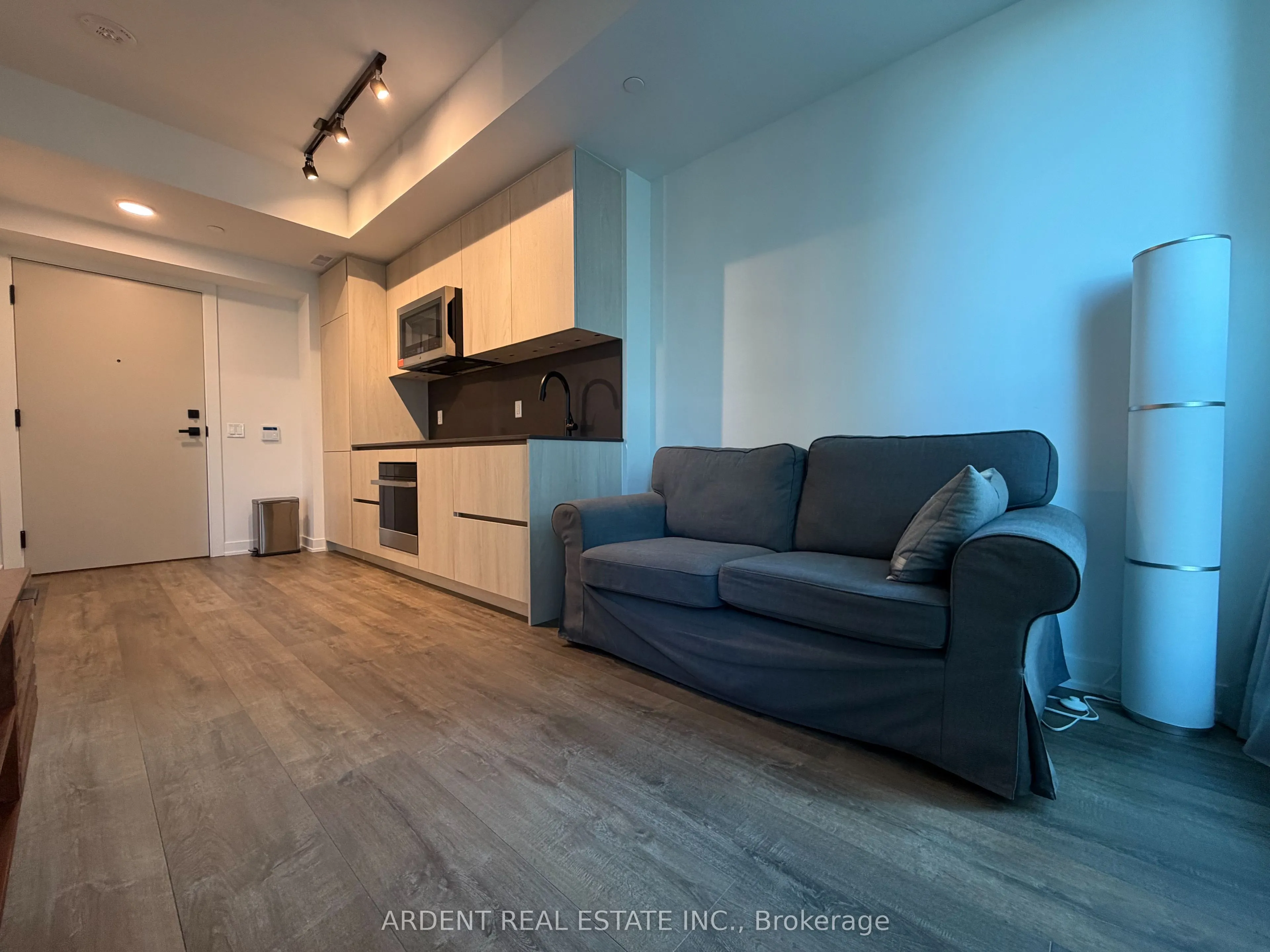 327 King Street W #2704