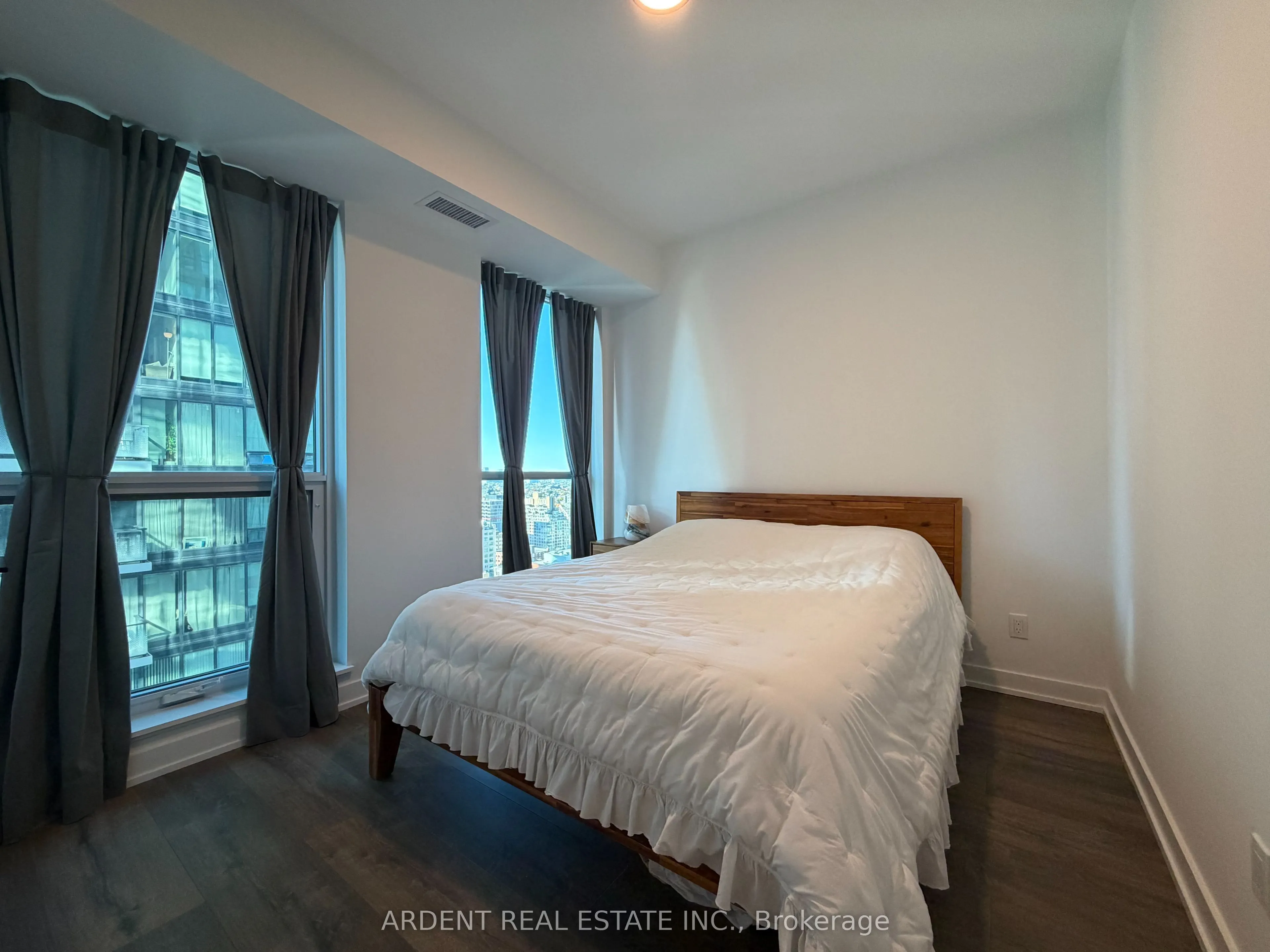 327 King Street W #2704