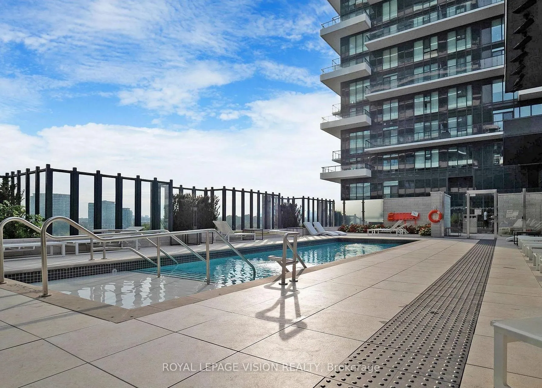 30 Inn on the Park Drive #404