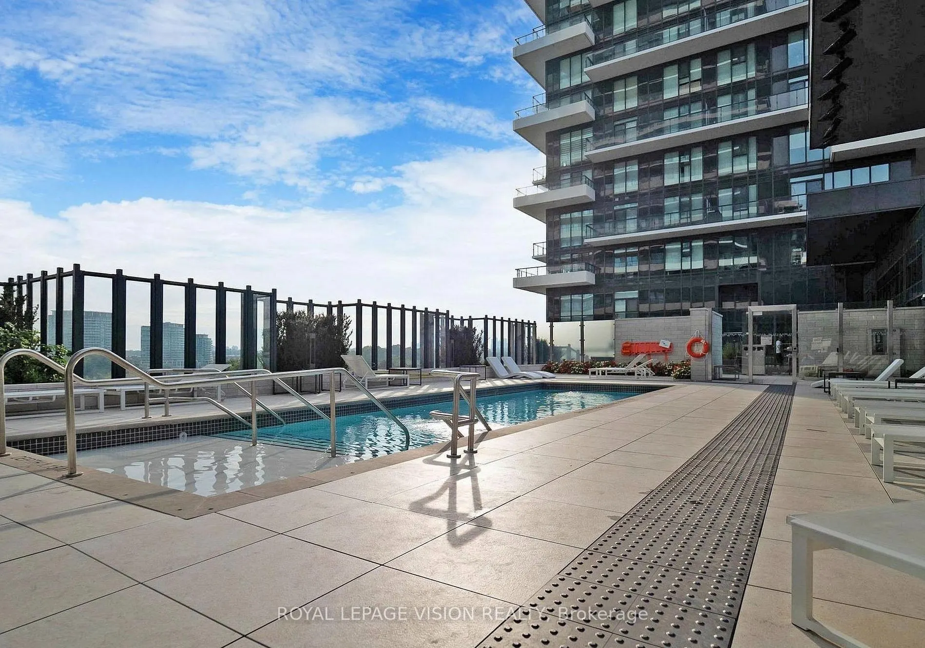 30 Inn On The Park Drive #404