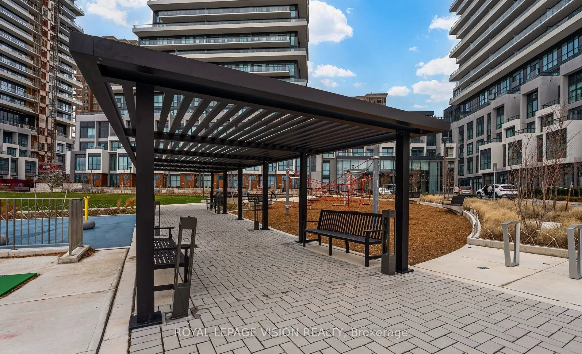 30 Inn On The Park Drive #404