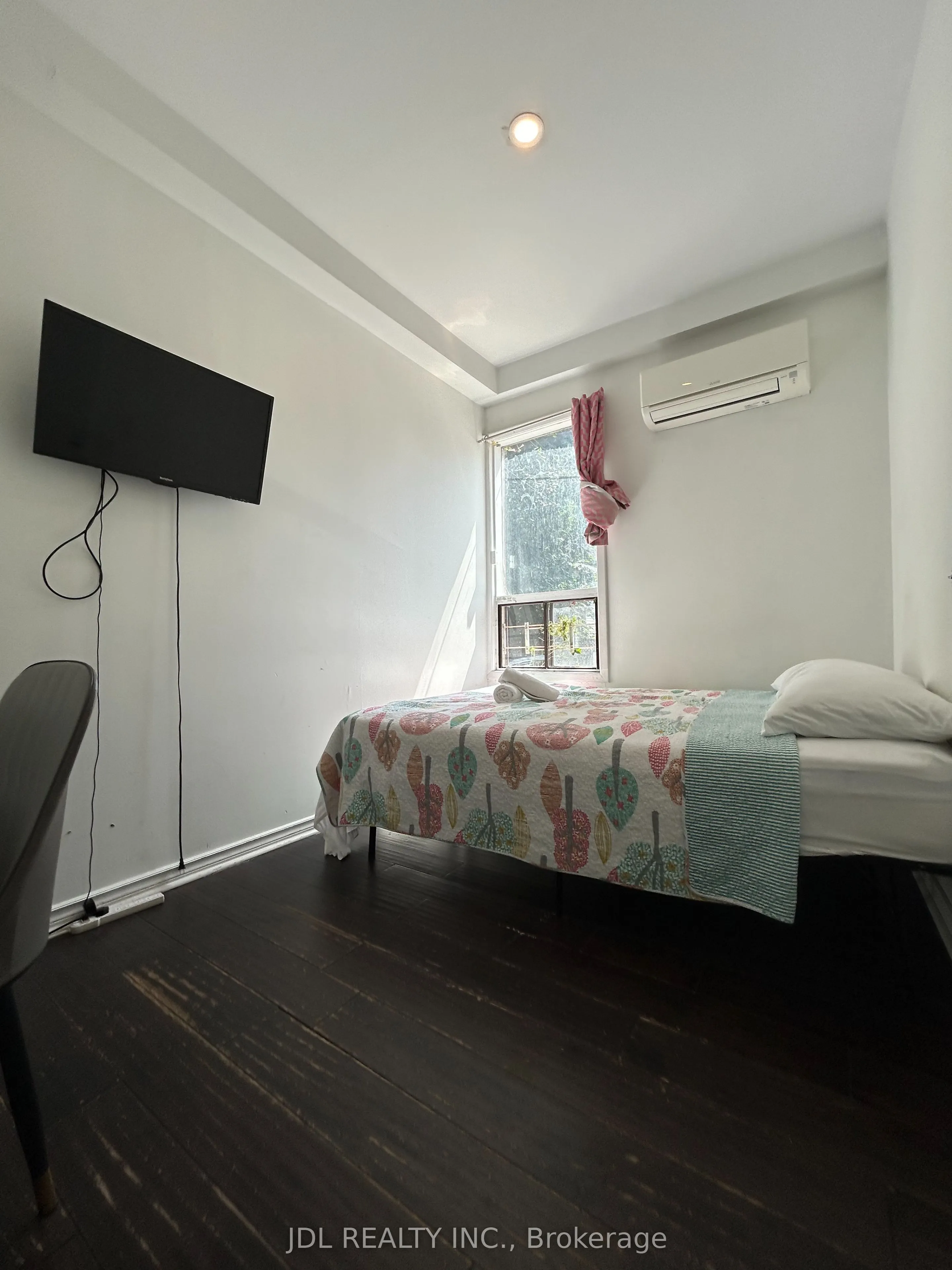 3 Pembroke St Street #Pretty Bedroom Main Floor