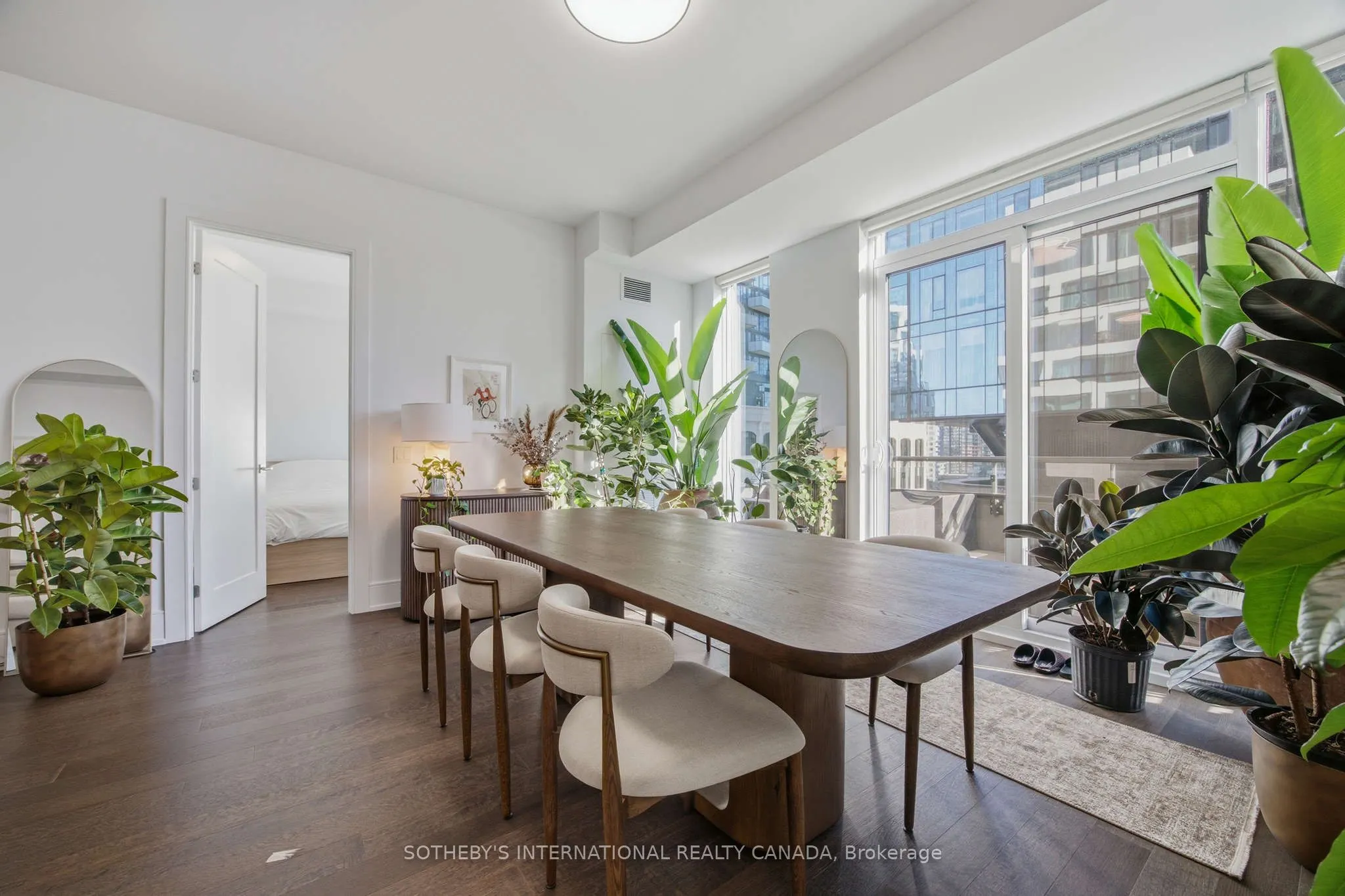 455 Wellington Street W #706