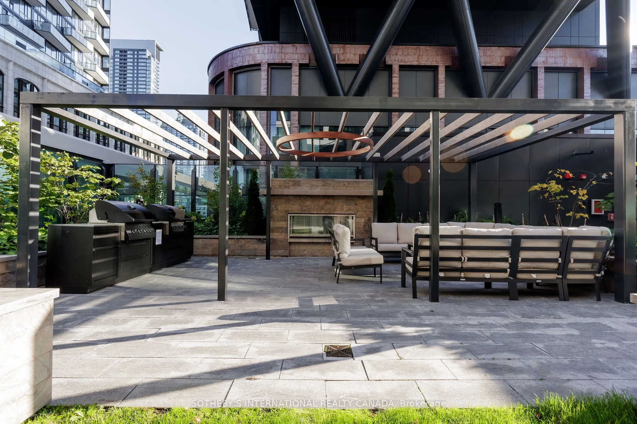 455 Wellington Street W #706