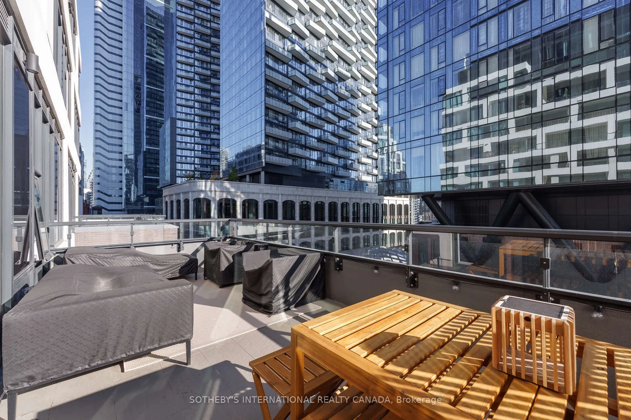 455 Wellington Street W #706