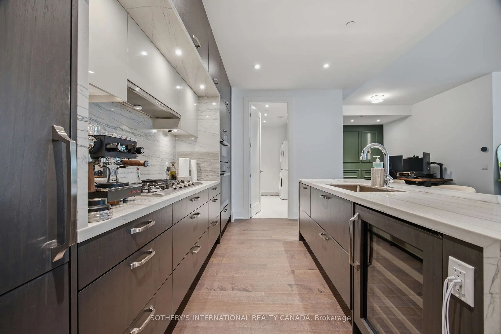 455 Wellington Street W #706