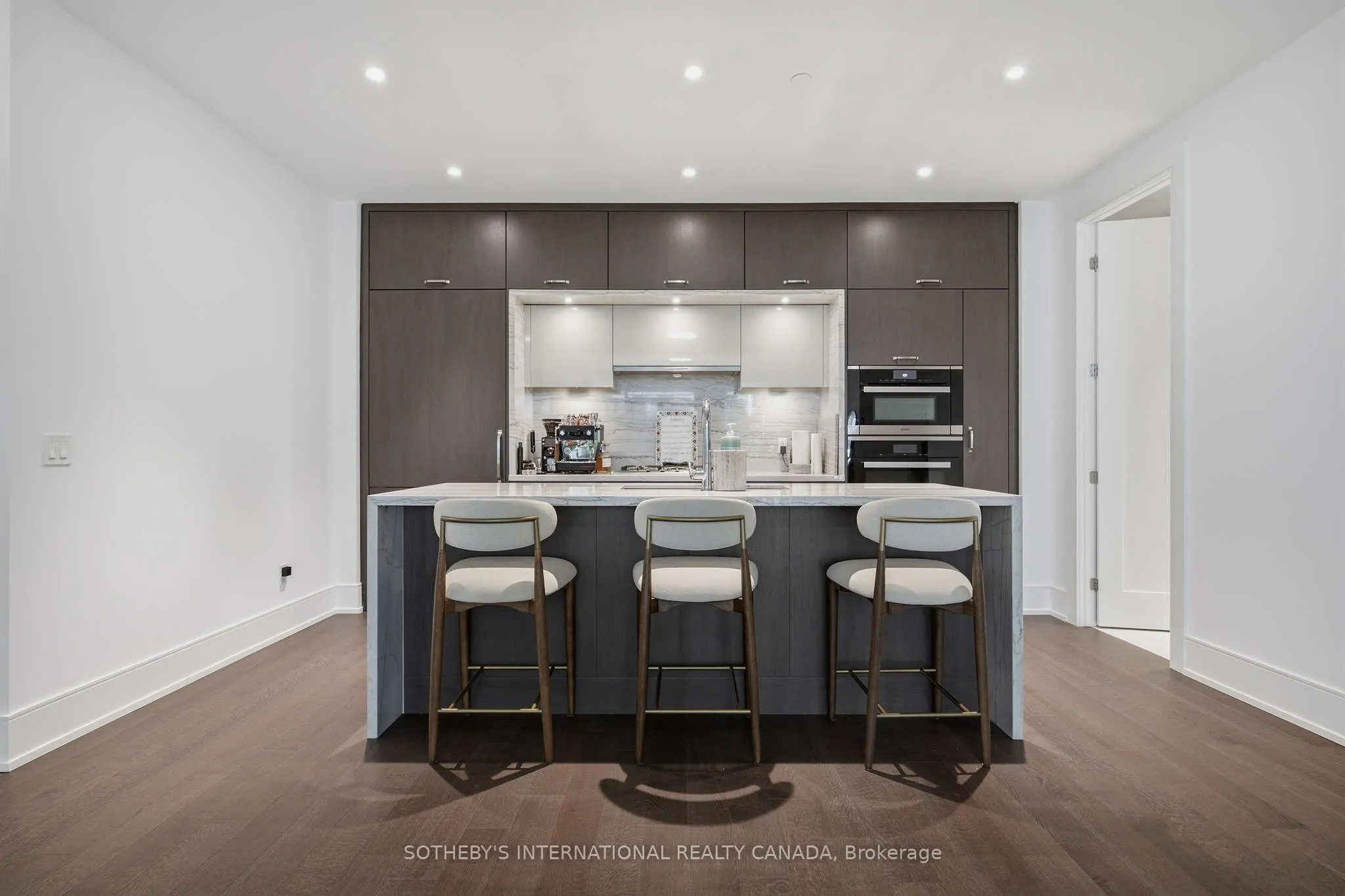 455 Wellington Street W #706