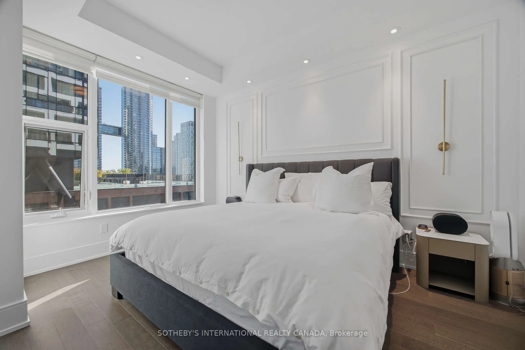 455 Wellington Street W #706