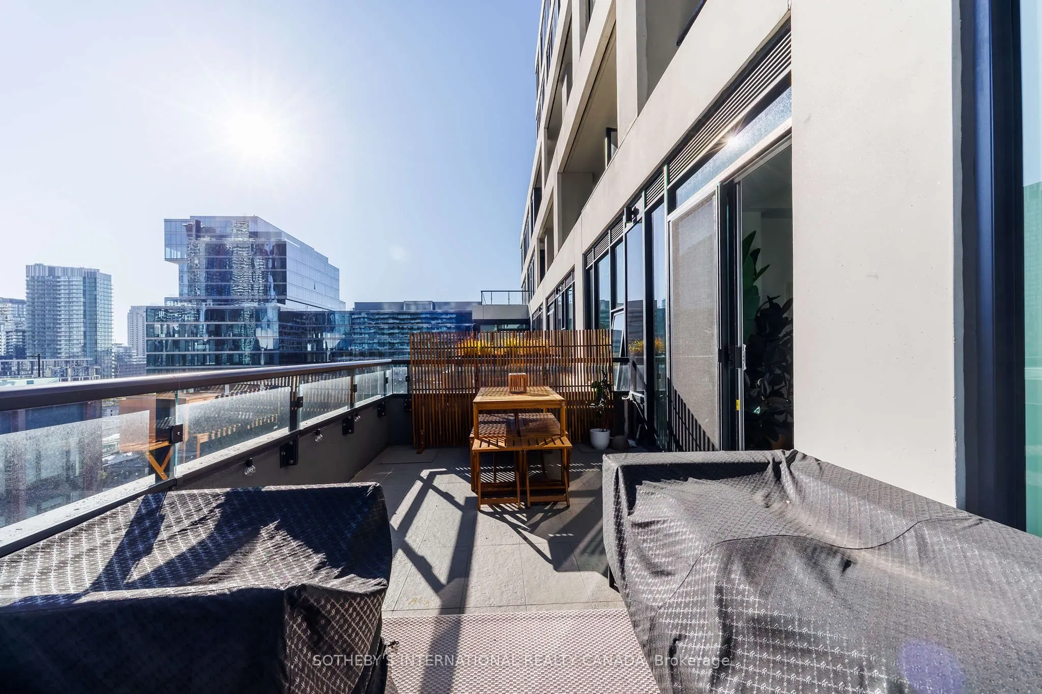 455 Wellington Street W #706