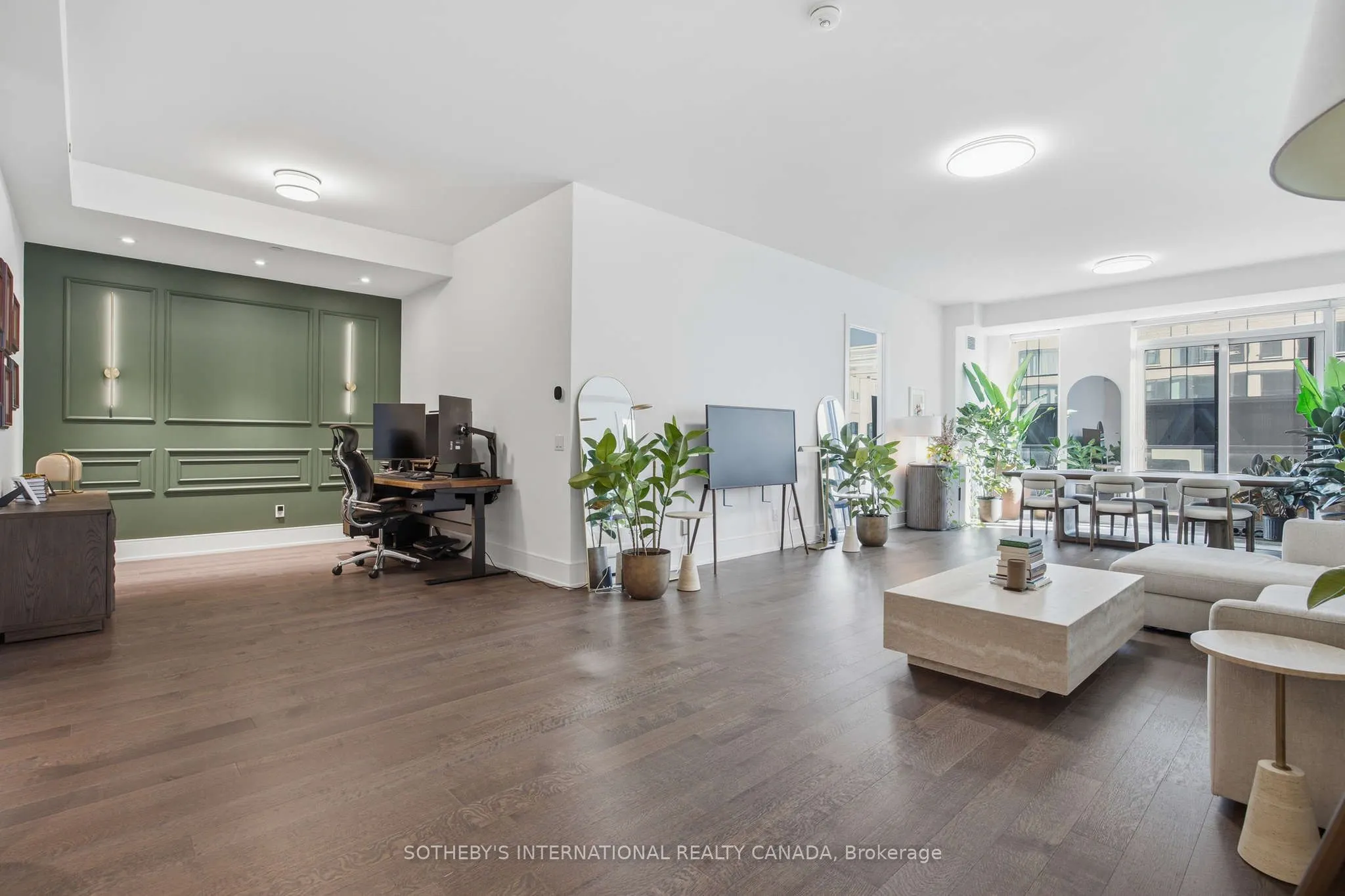 455 Wellington Street W #706