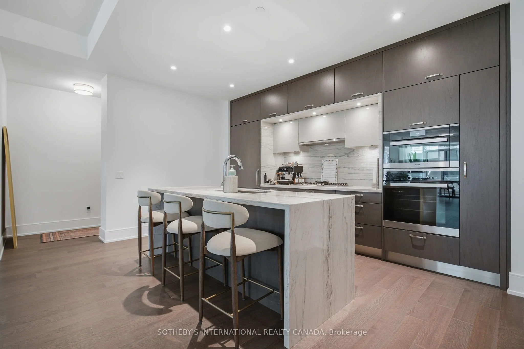 455 Wellington Street W #706