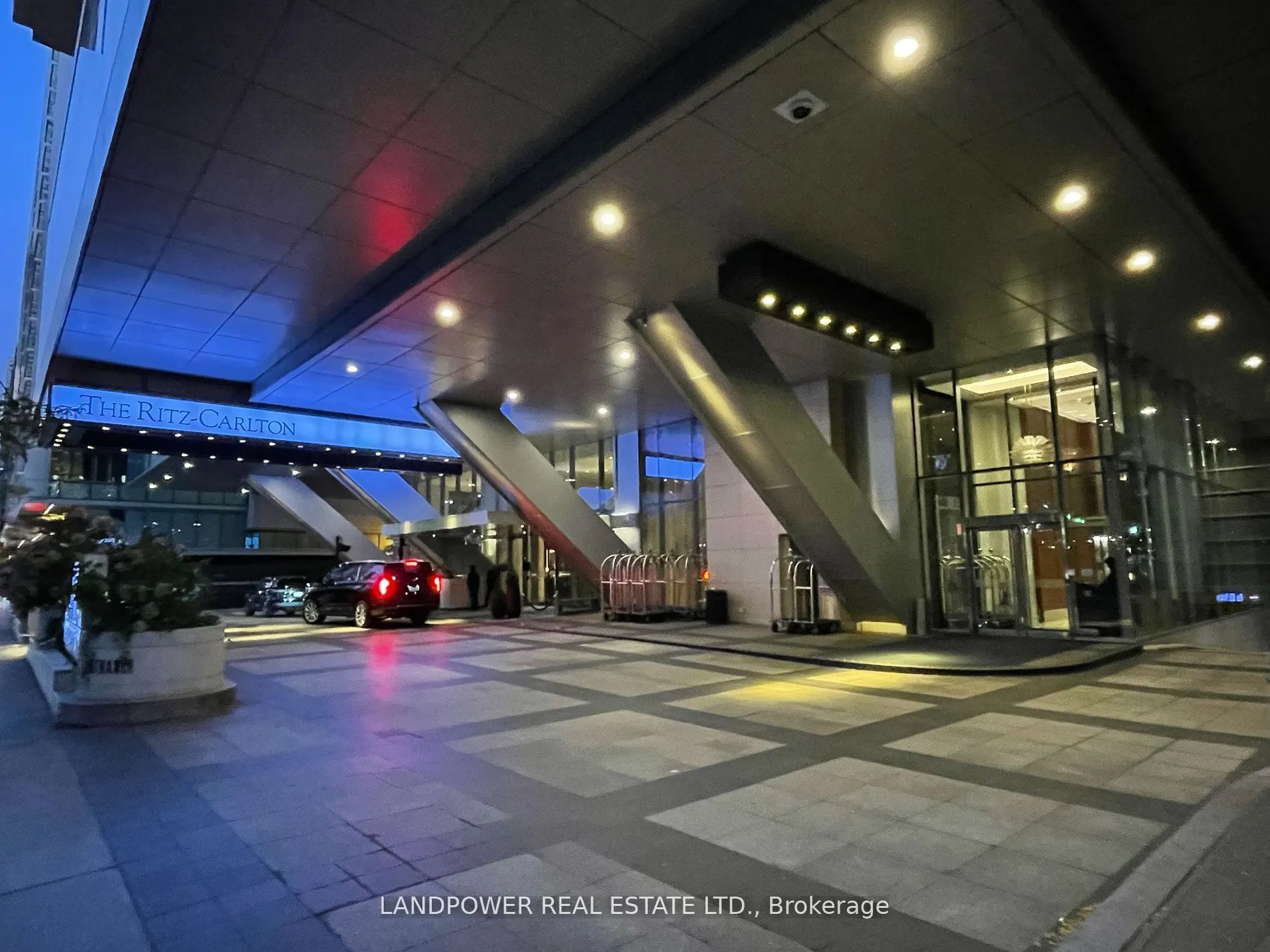 183 Wellington Street W #3702