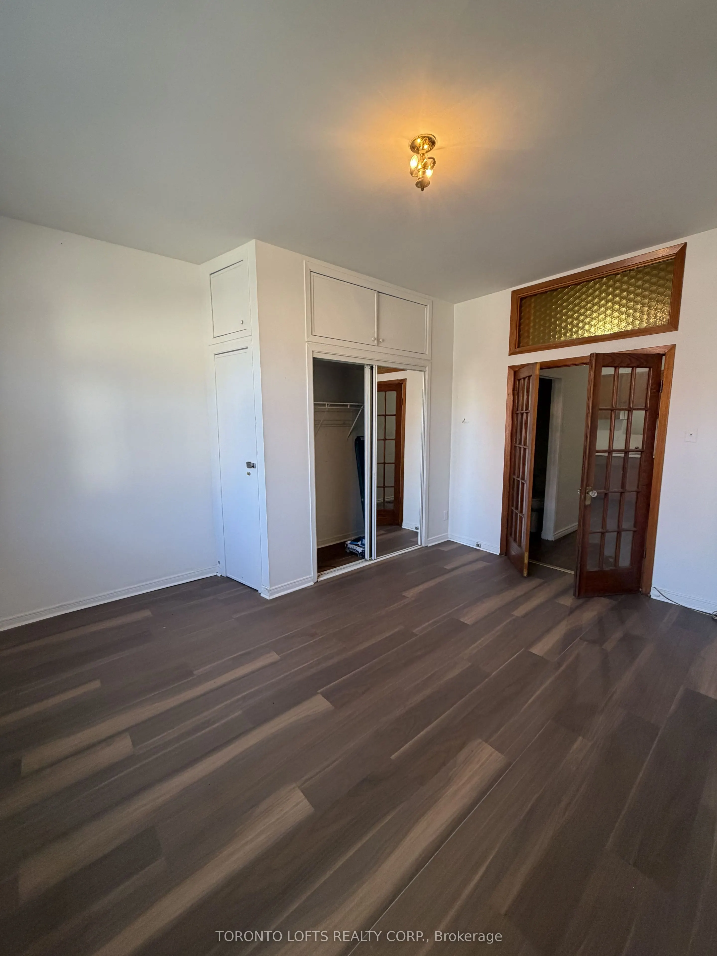 381 Dundas Street E