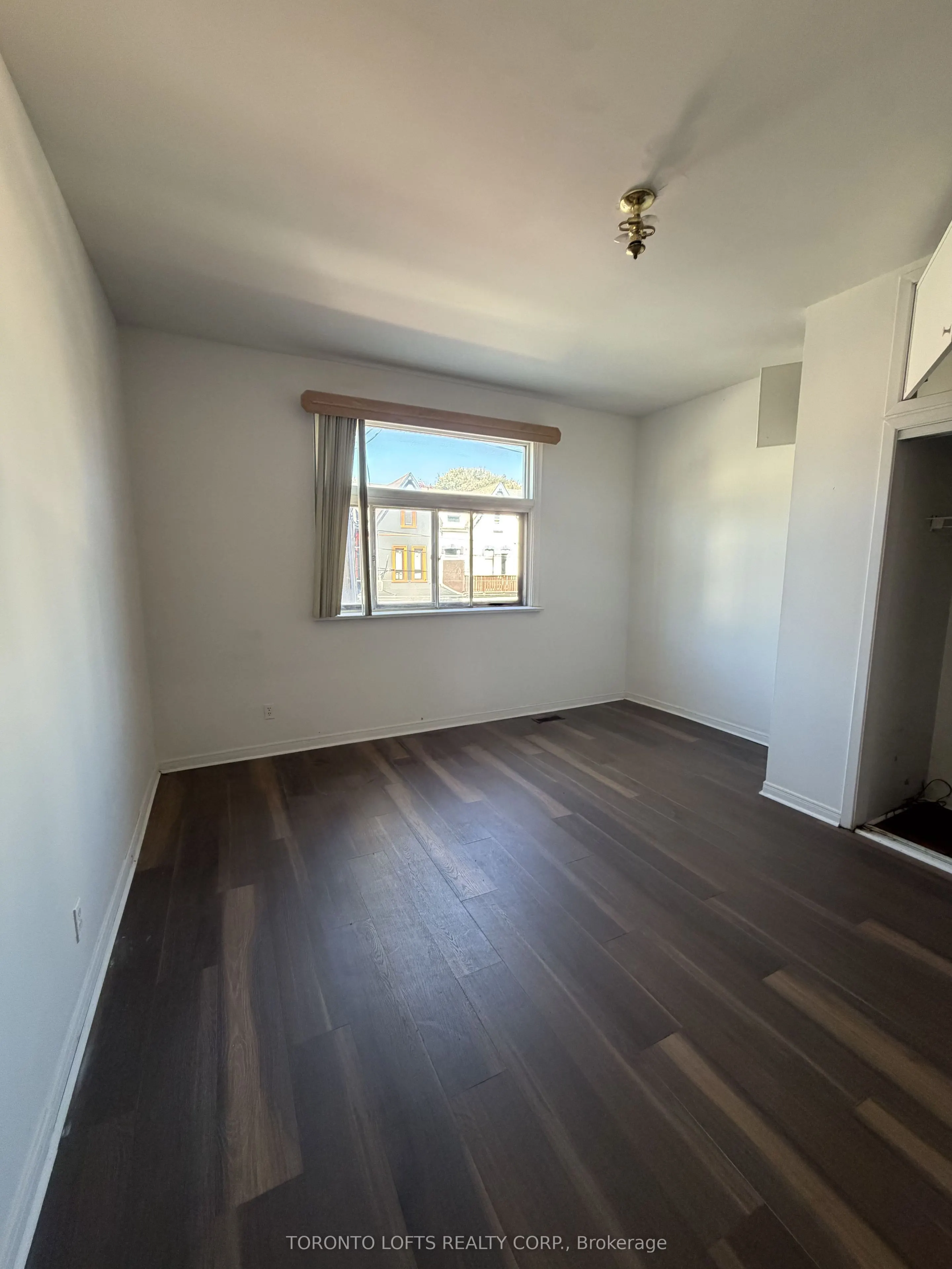 381 Dundas Street E