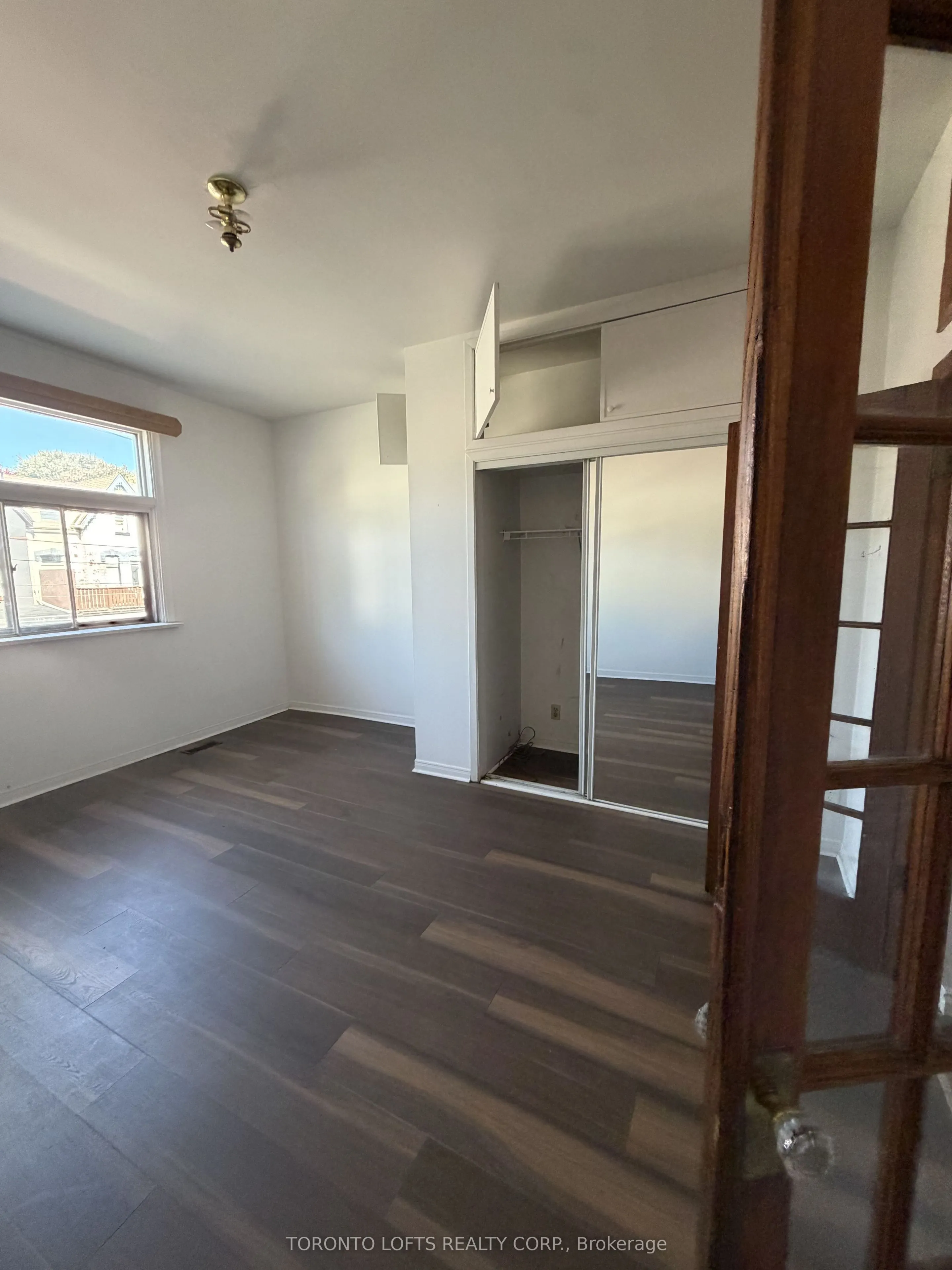 381 Dundas Street E