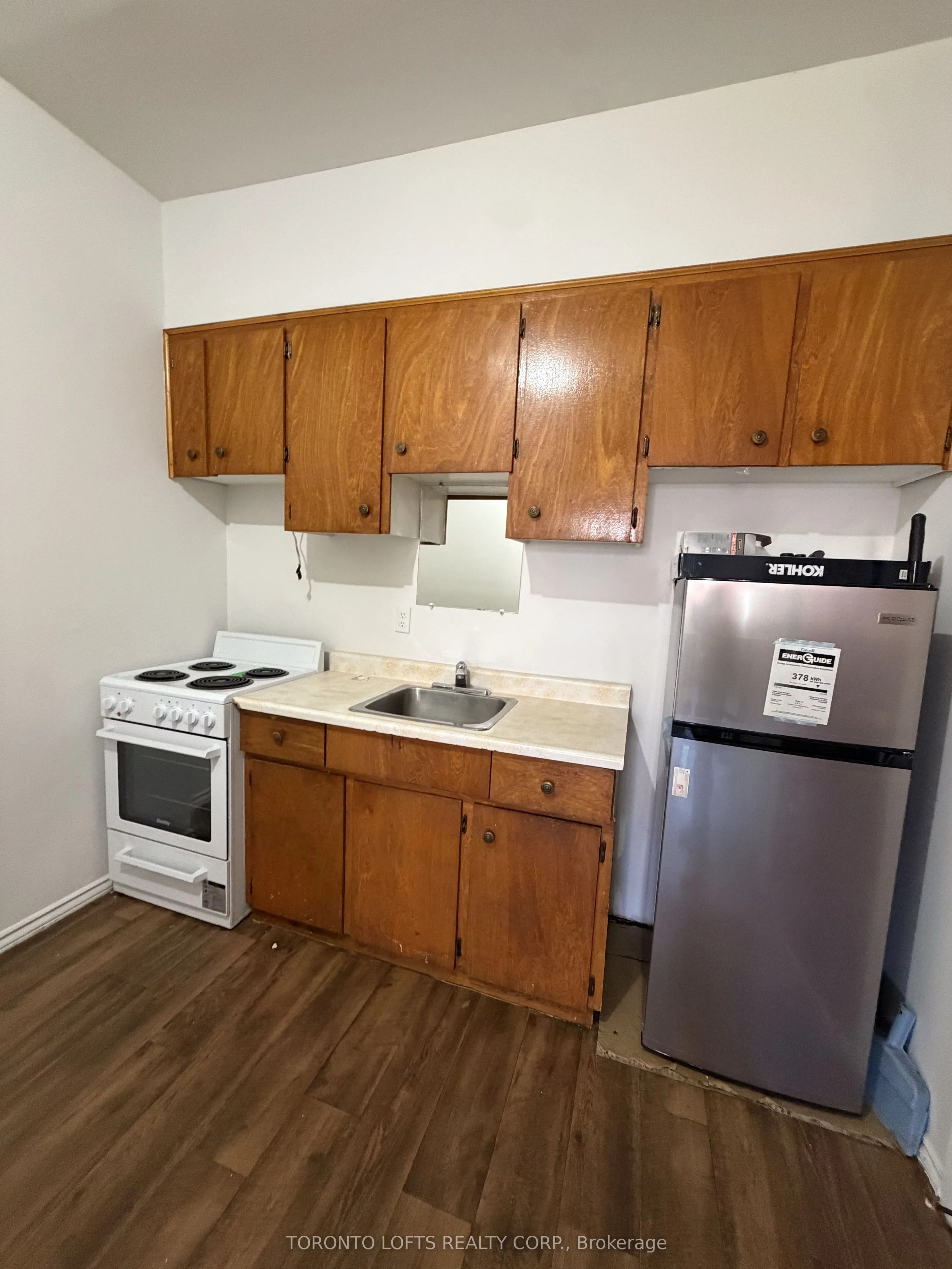 381 Dundas Street E
