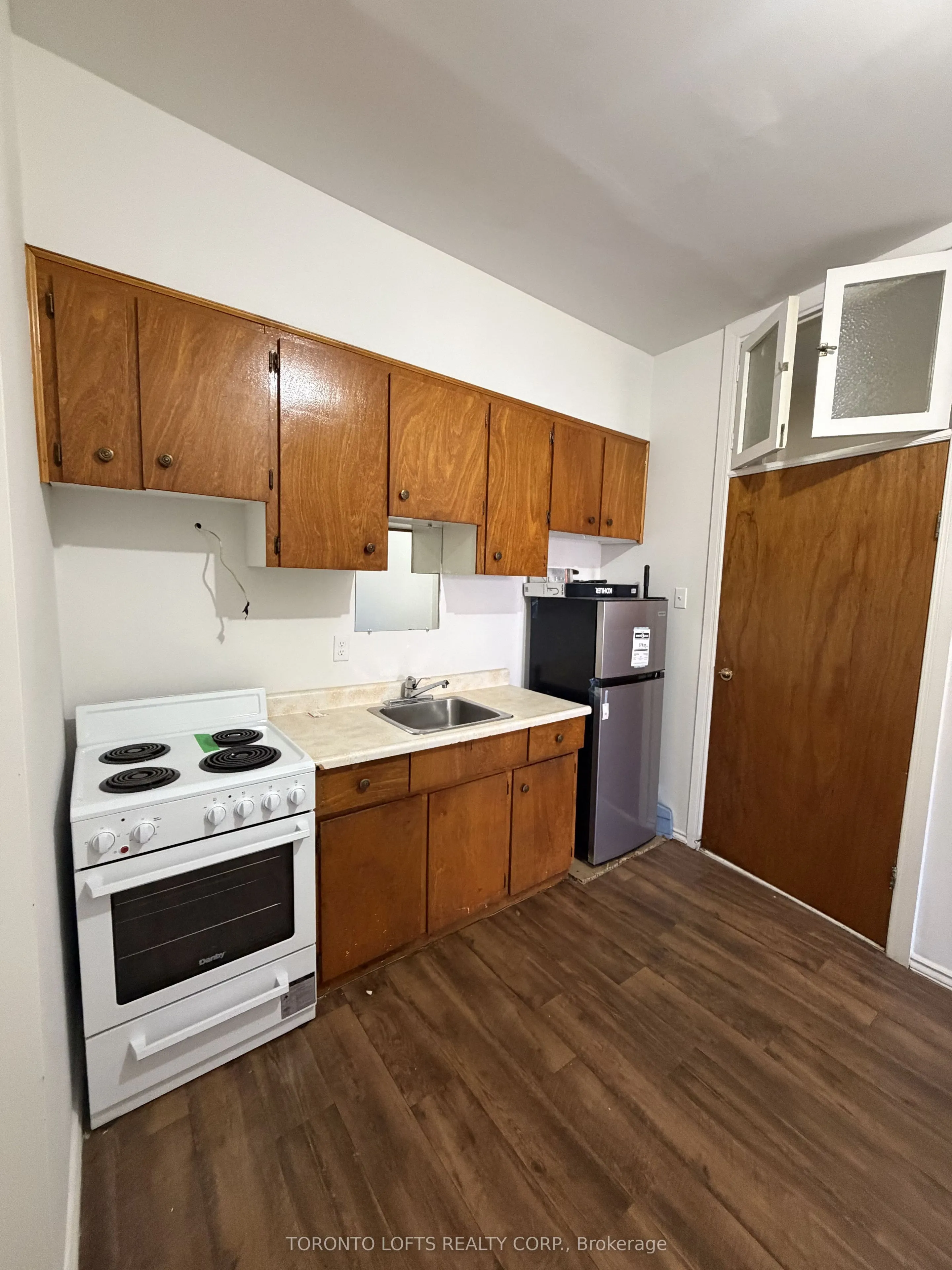 381 Dundas Street E