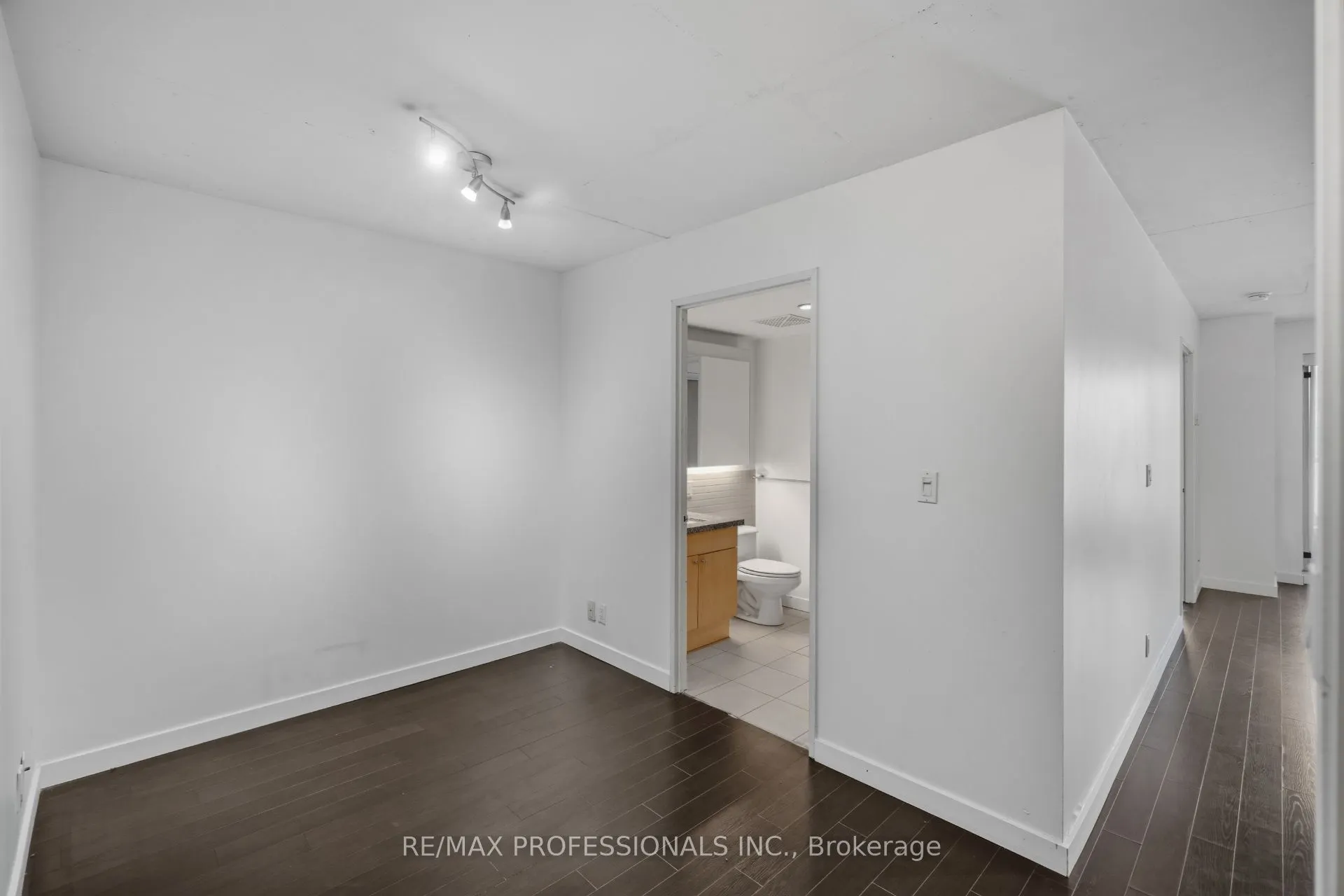 1005 King Street W #320