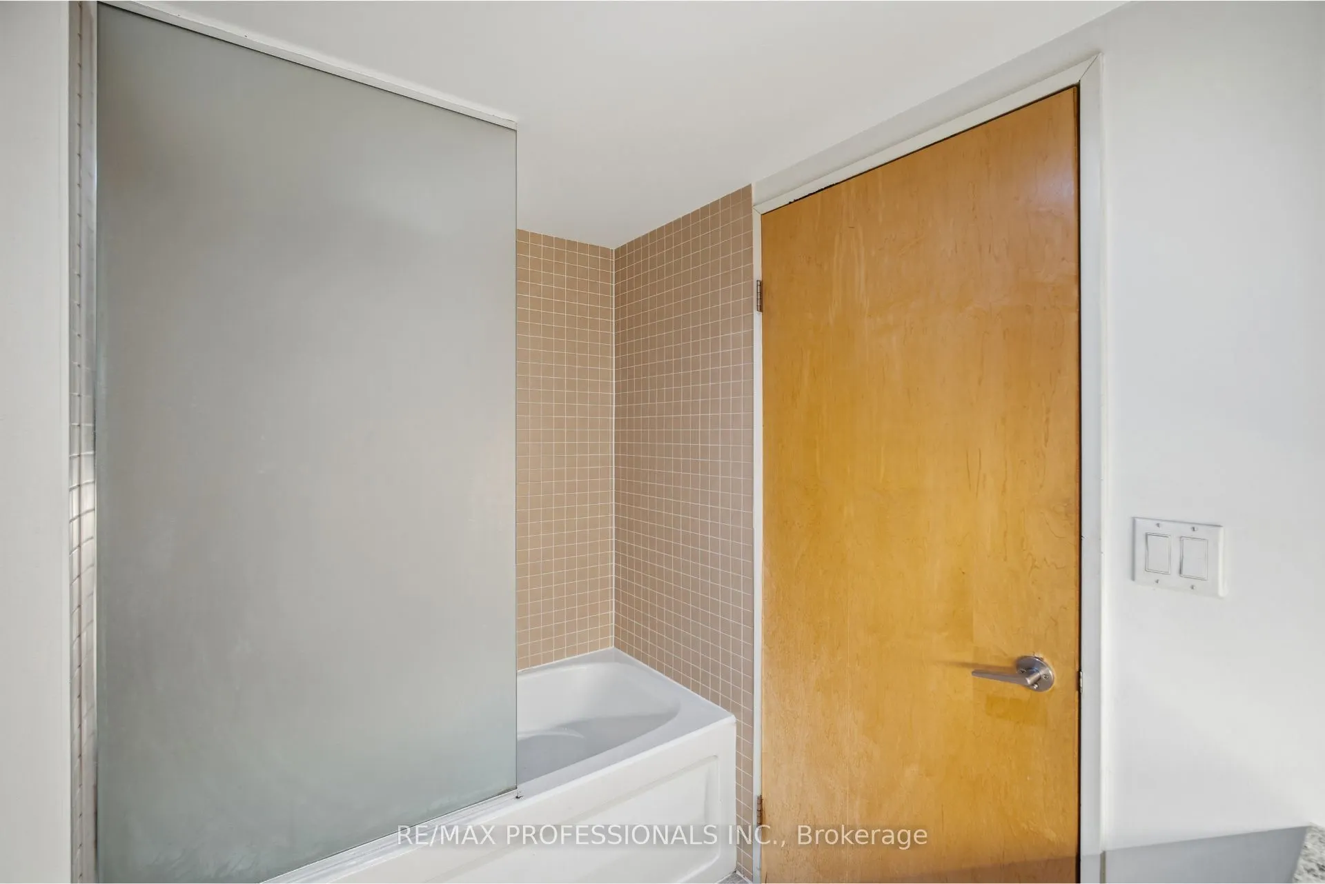 1005 King Street W #320