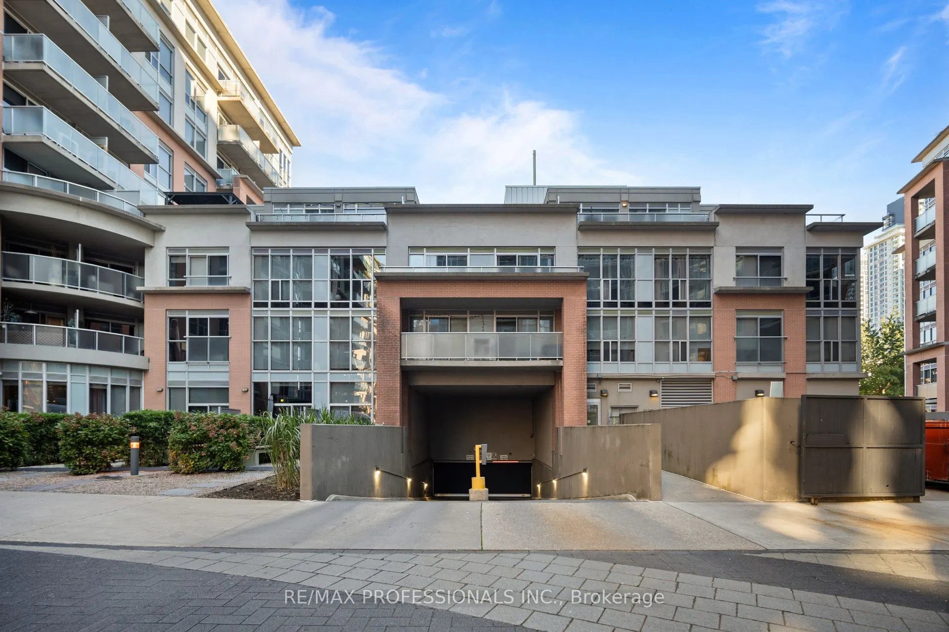 1005 King Street W #320