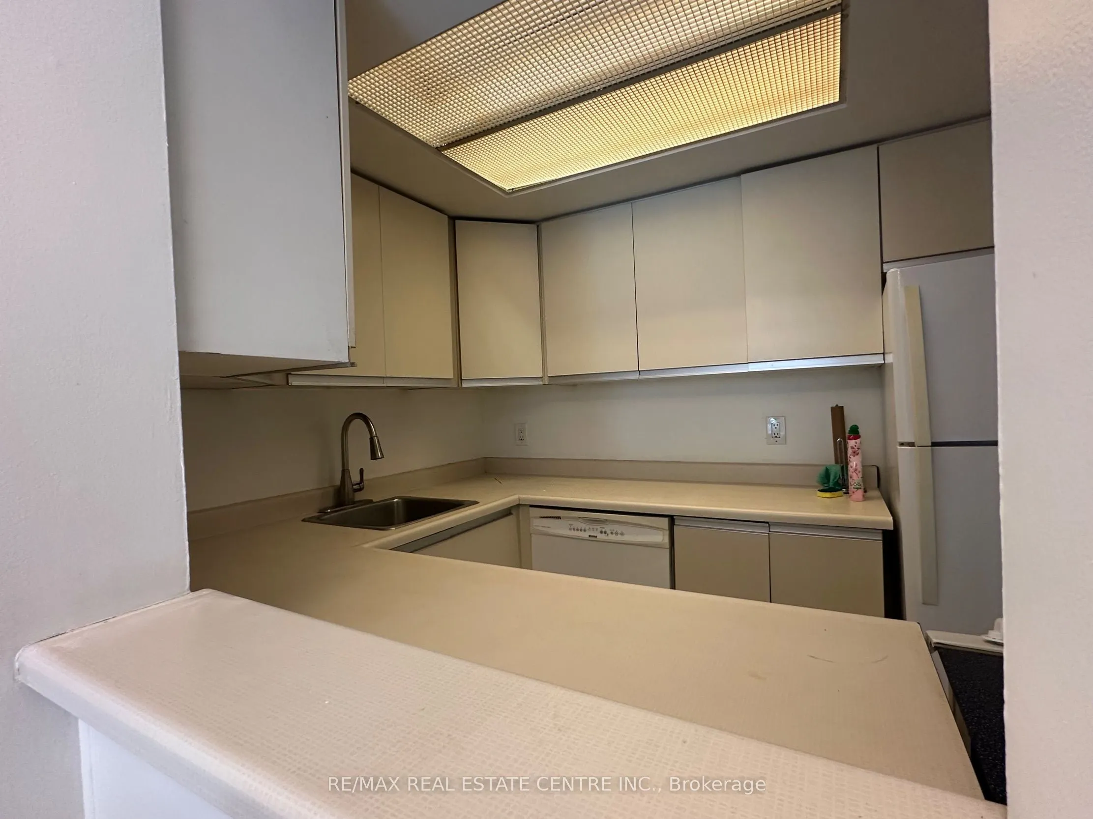 574 Wellington Street W #590A