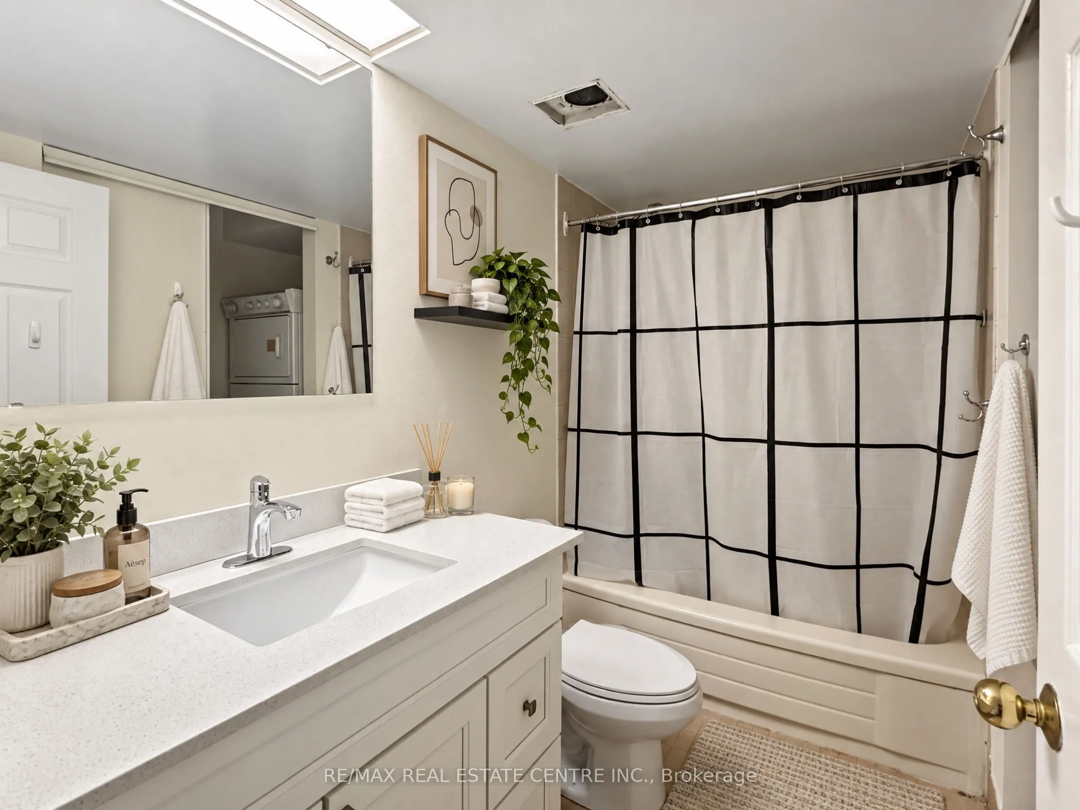 574 Wellington Street W #590A
