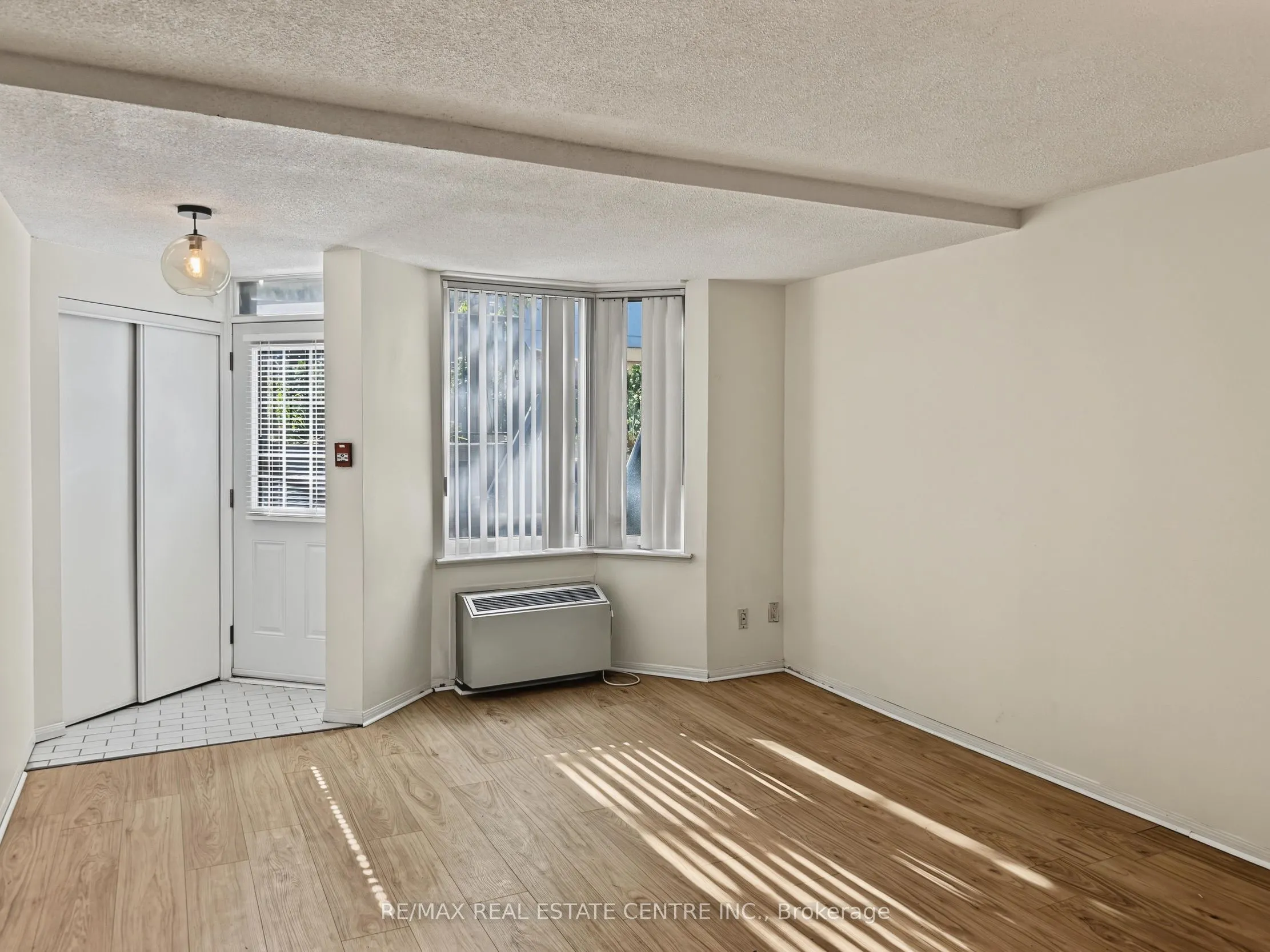 574 Wellington Street W #590A