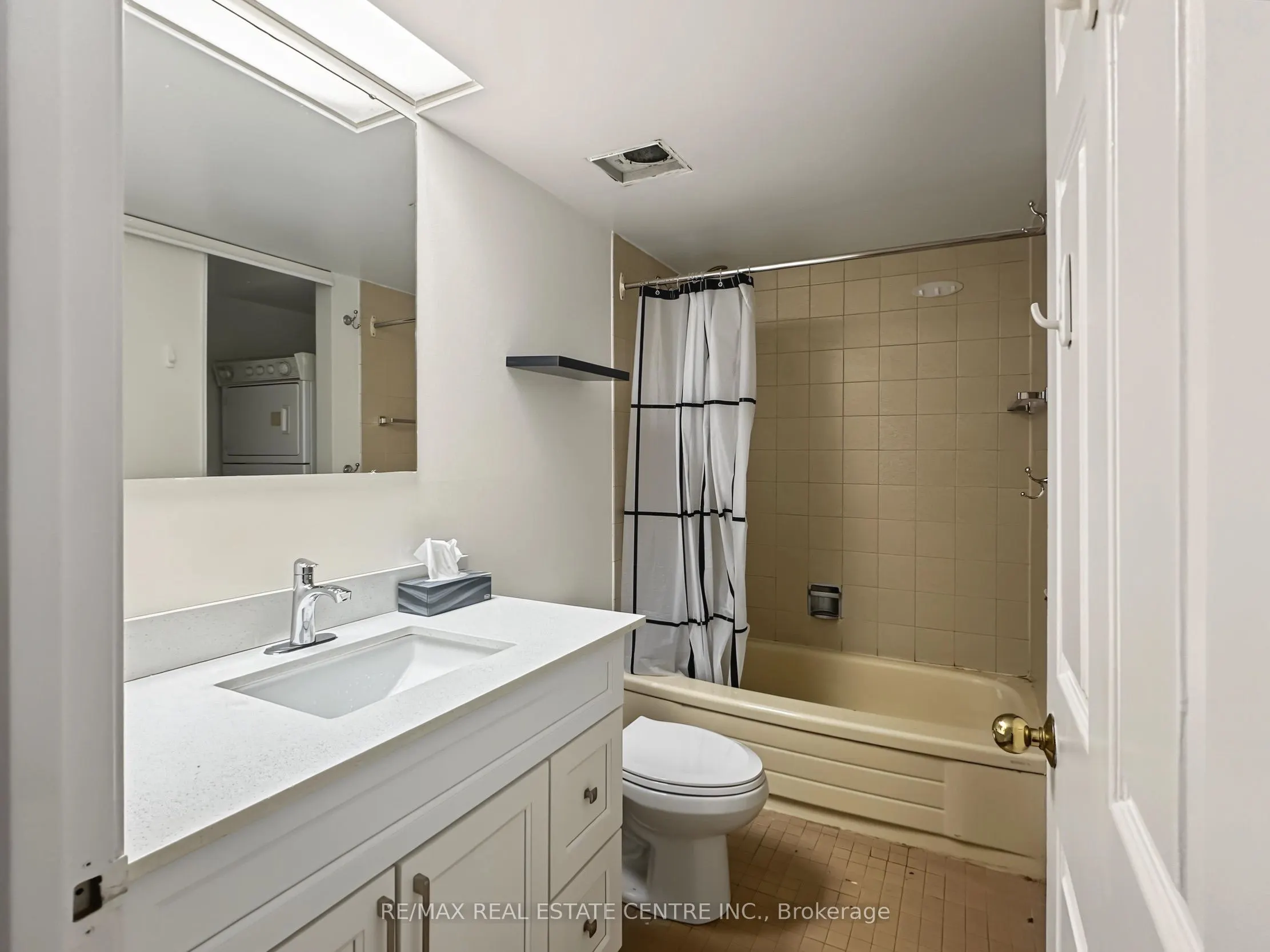 574 Wellington Street W #590A
