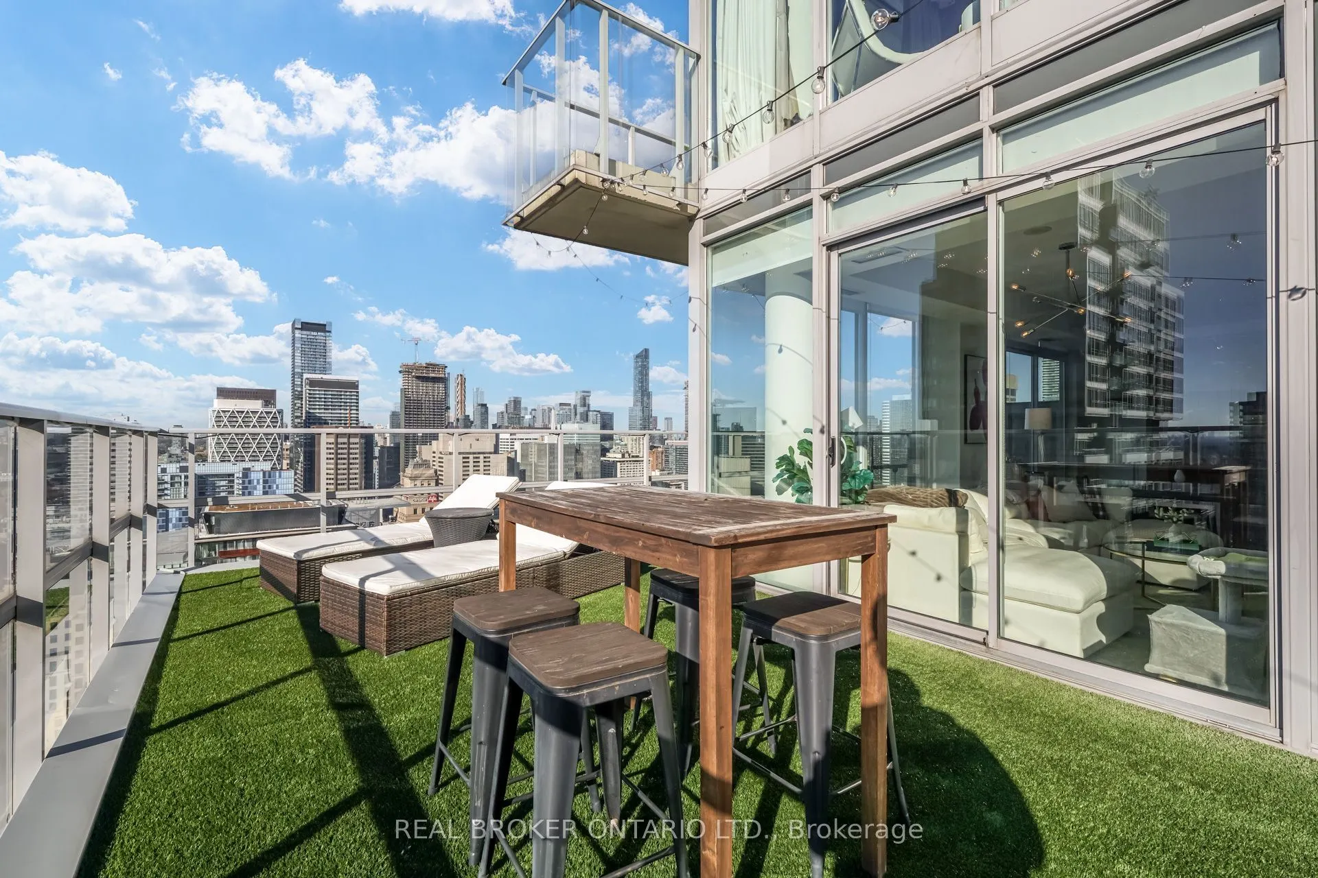 126 Simcoe Street #PH02