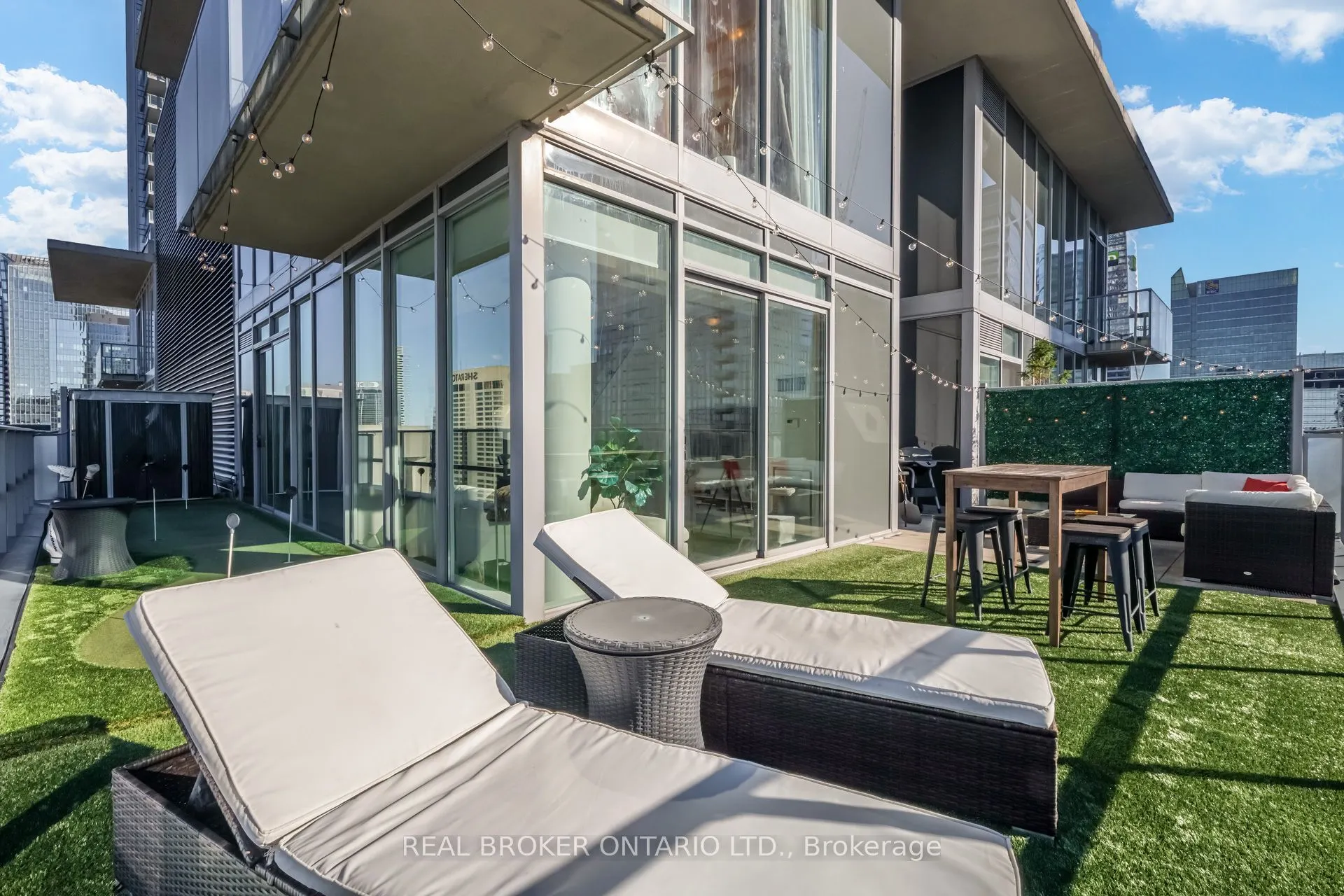 126 Simcoe Street #PH02