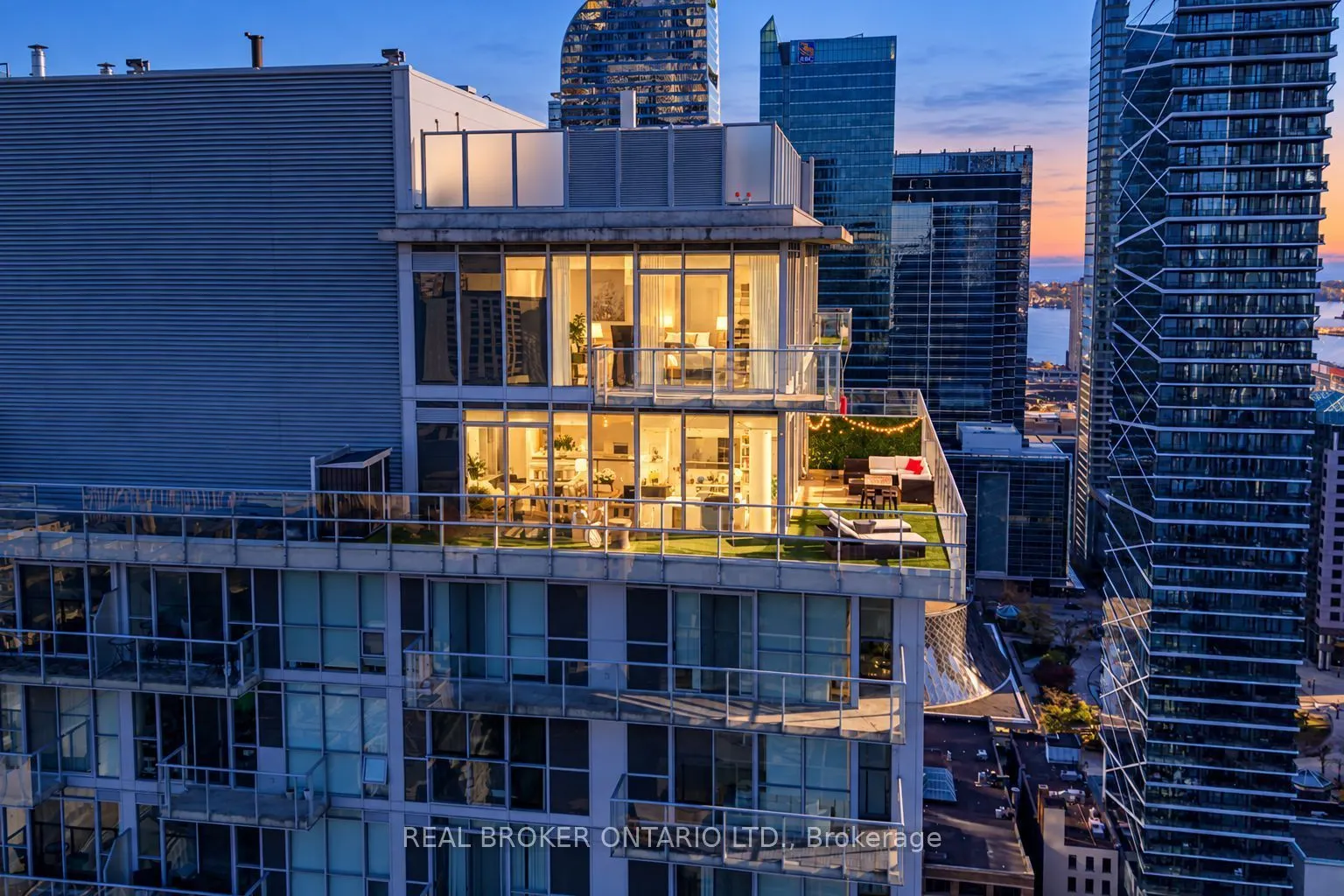 126 Simcoe Street #PH02