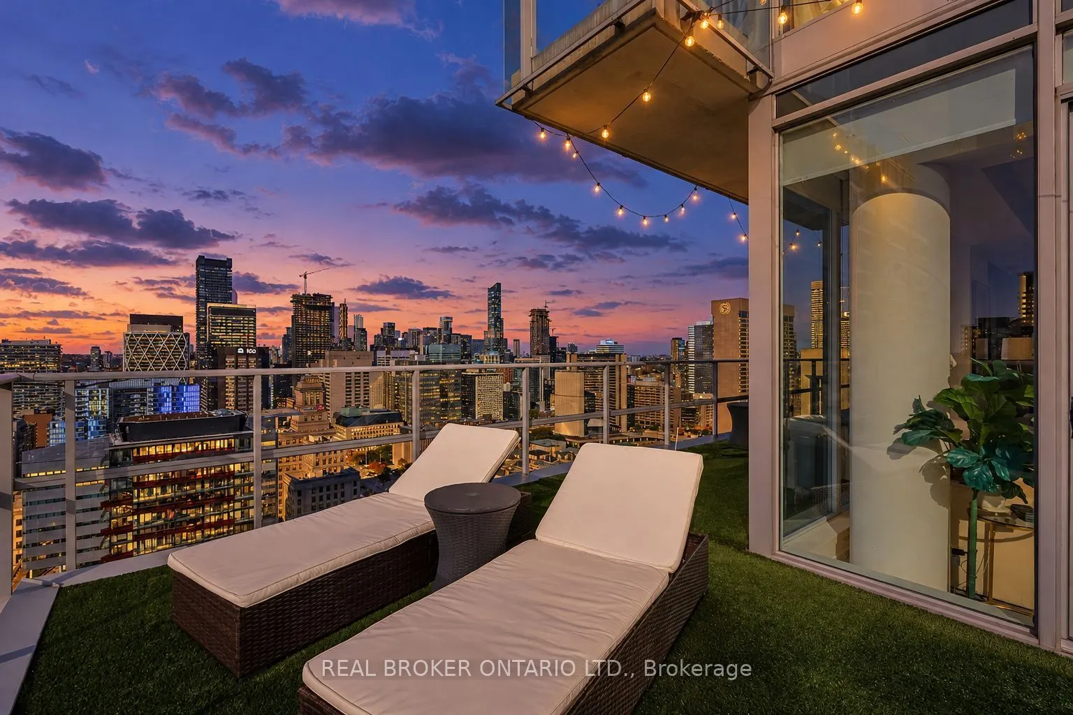126 Simcoe Street #PH02