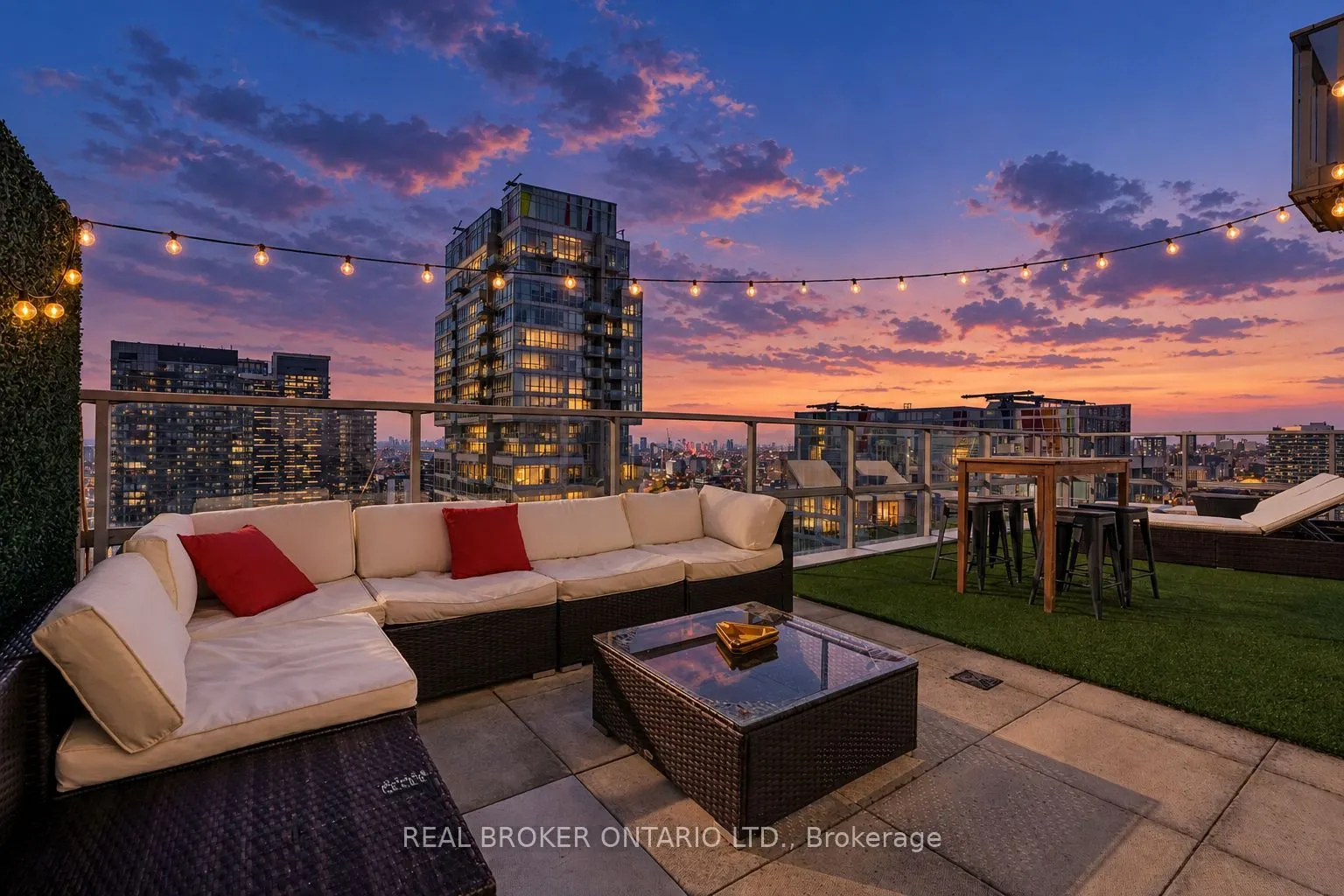 126 Simcoe Street #PH02