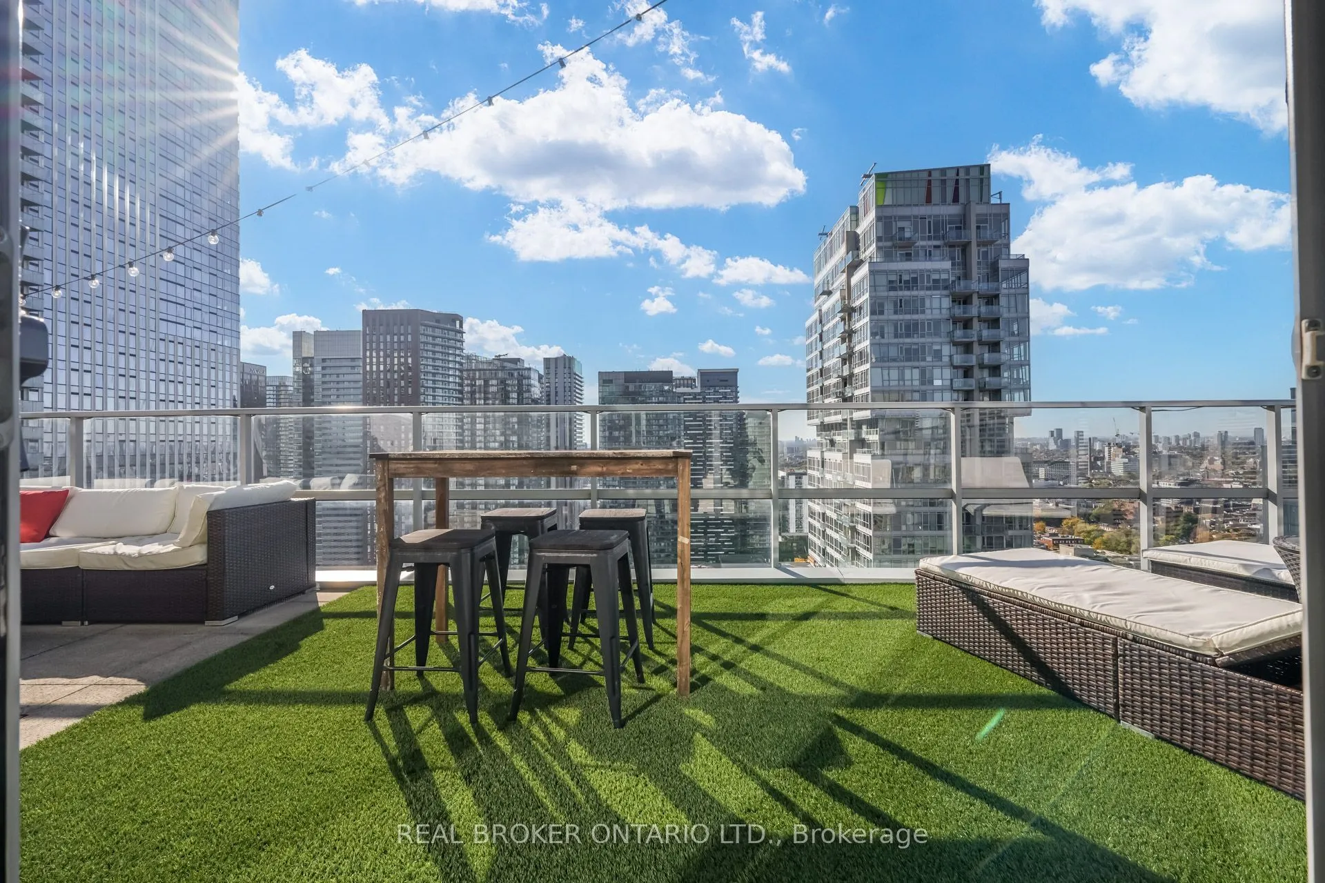 126 Simcoe Street #PH02