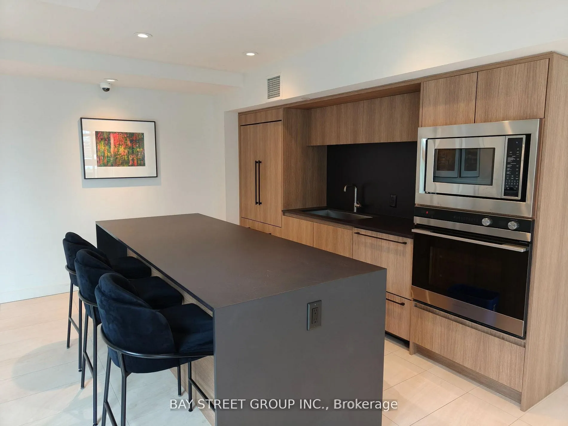81 Wellesley Street E #2207