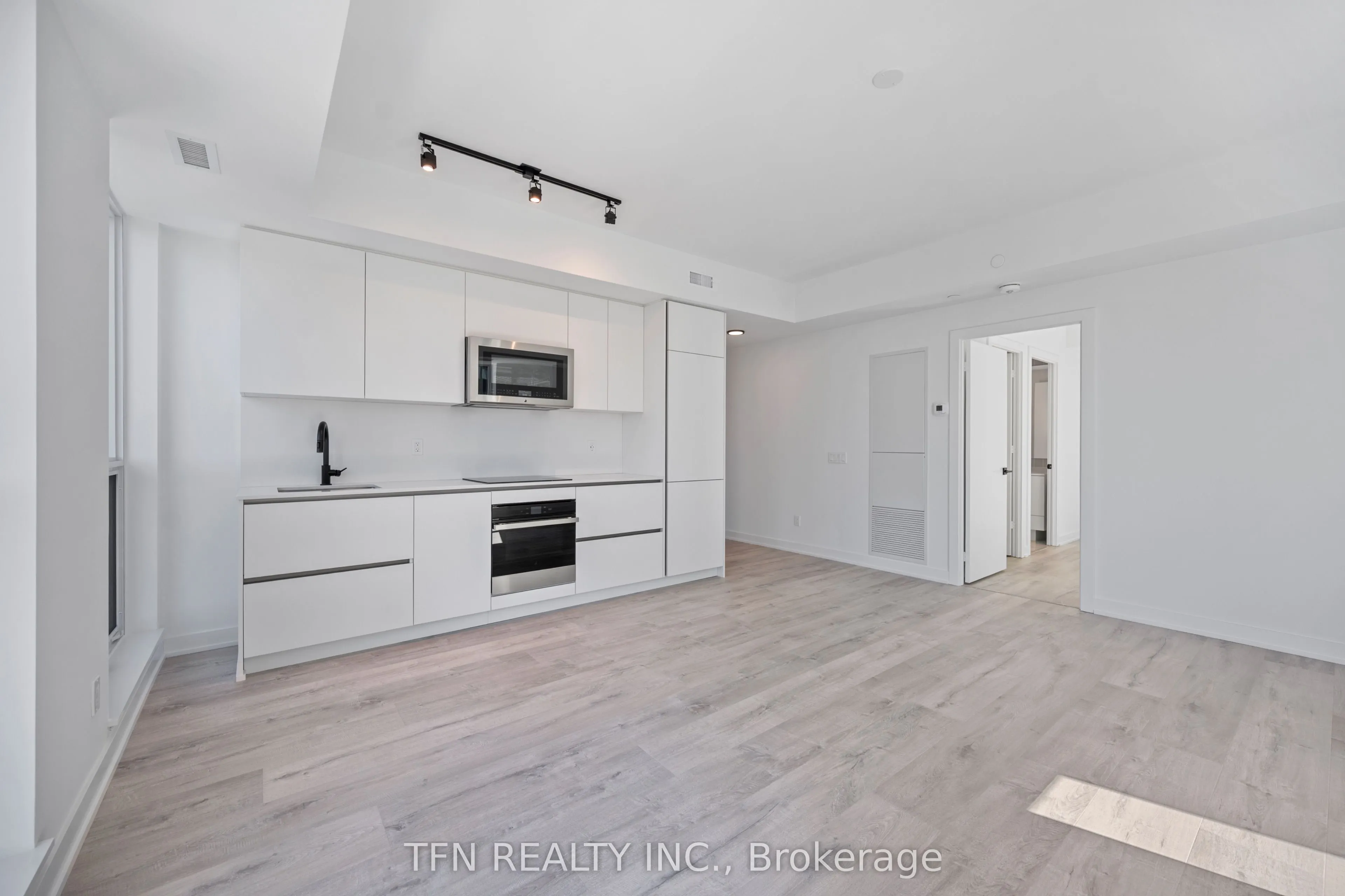 327 King Street W #4305