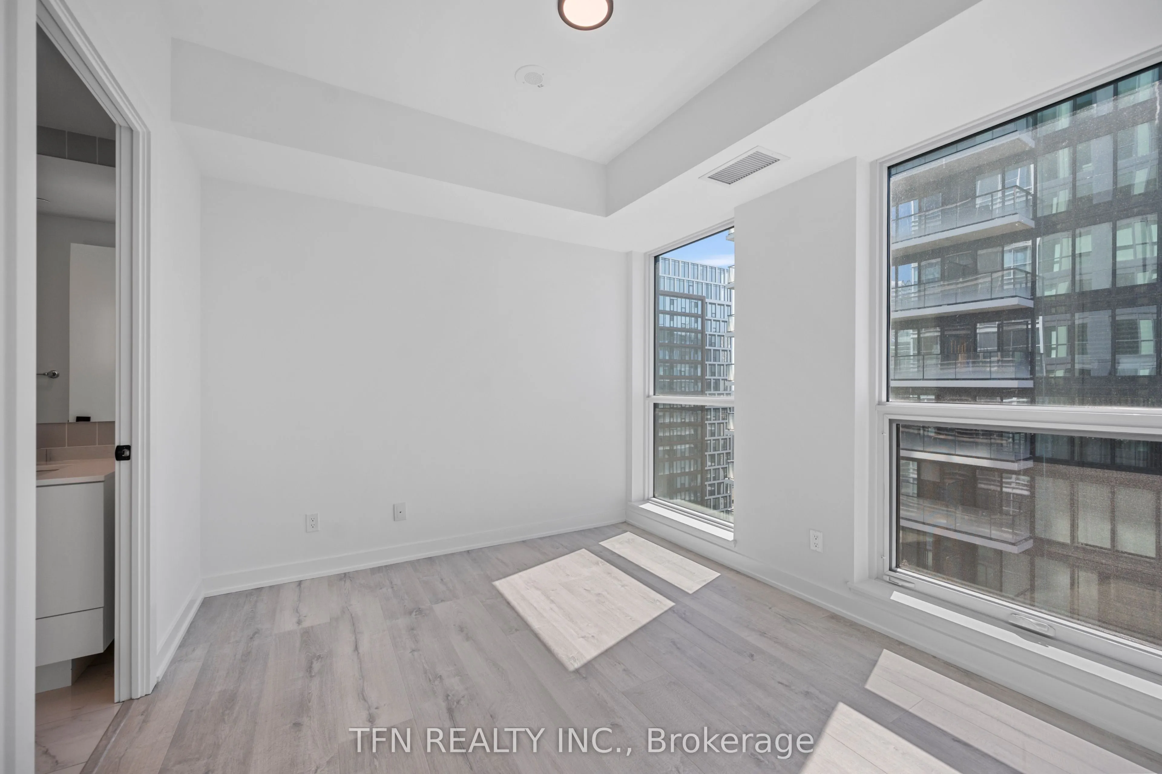 327 King Street W #4305