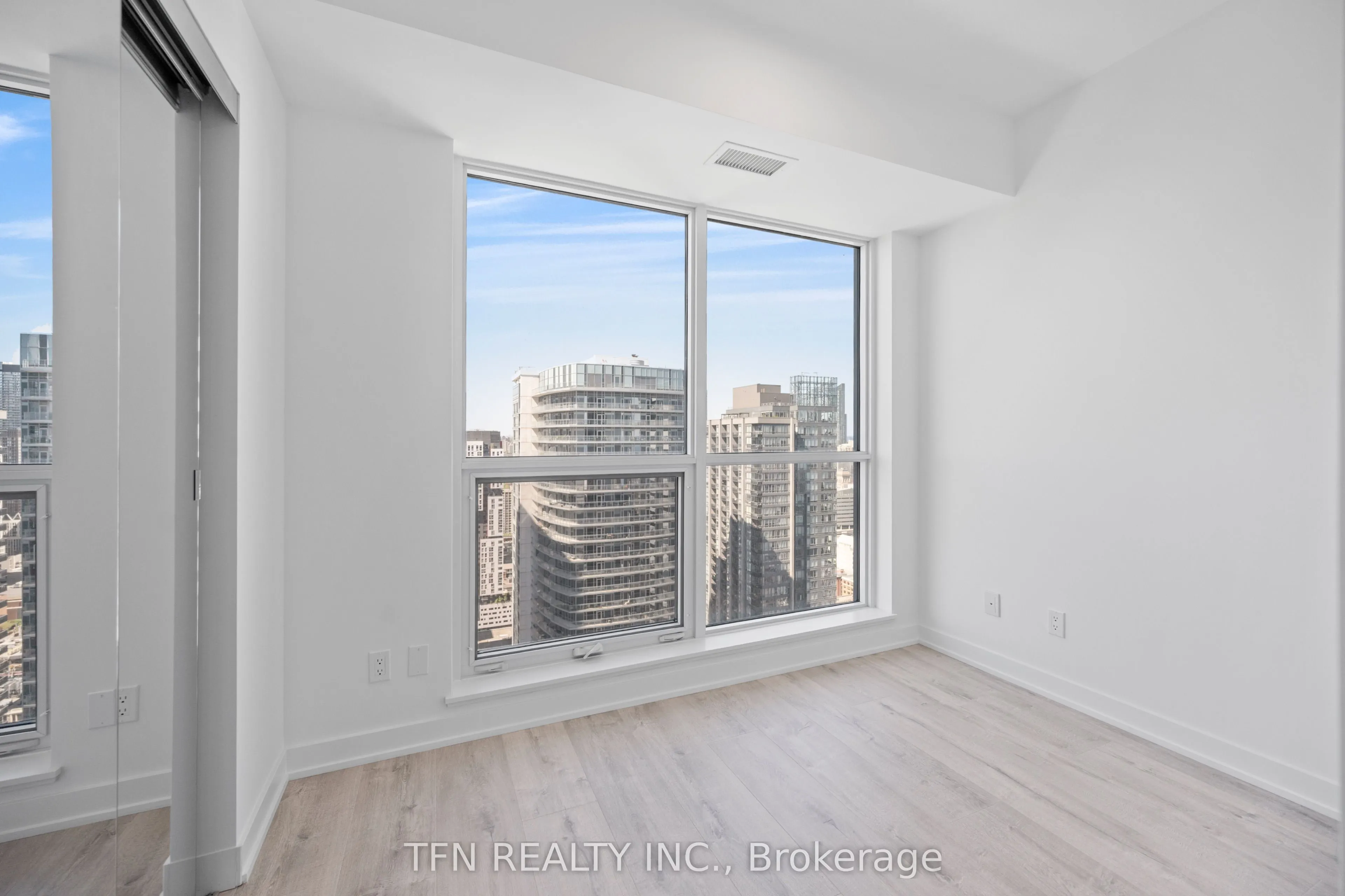 327 King Street W #4305